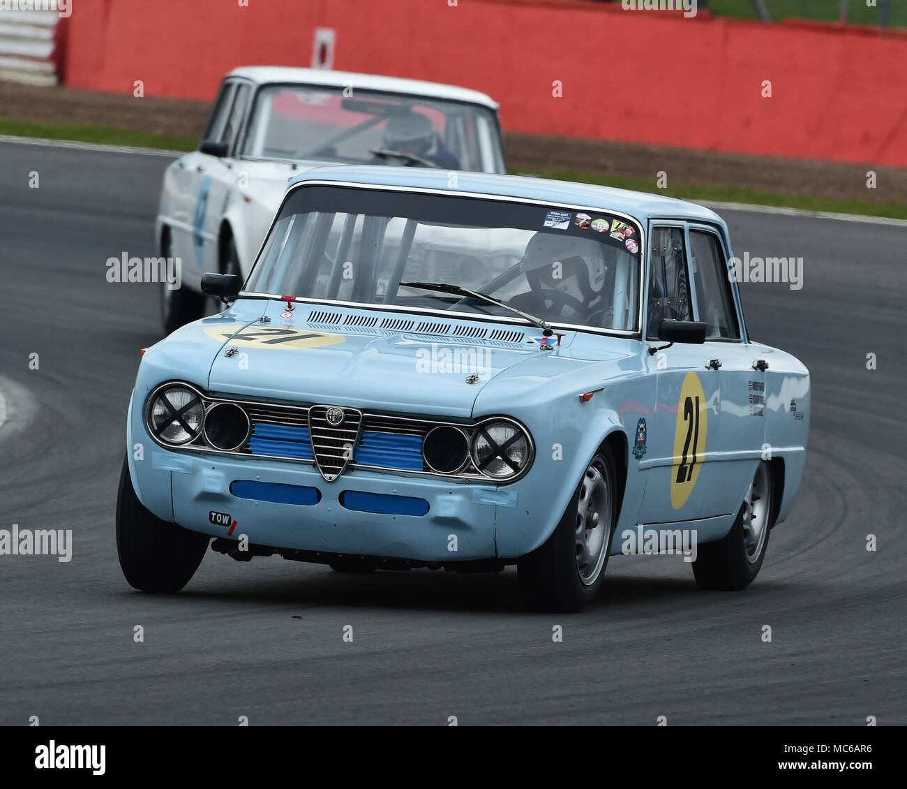 Silverstone, Towcester, Northamptonshire, England, Sonntag, 1. April 2018. Louis Frankel, Vernon MacKenzie, Alfa Romeo Giulia Super, in der hrdc Coys T Stockfoto