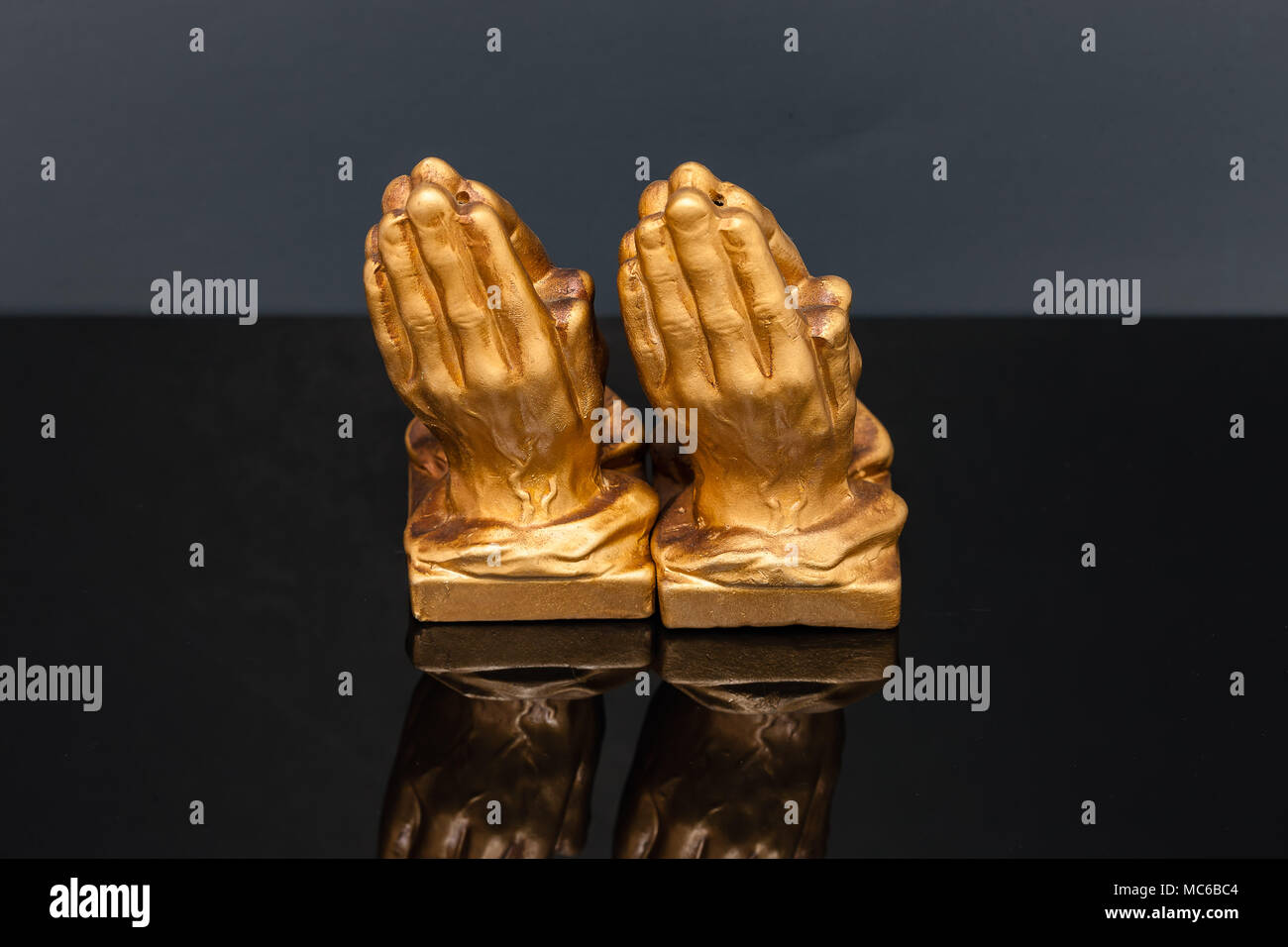 Golden betende Hände Salz- und Pfefferstreuer set Stockfoto