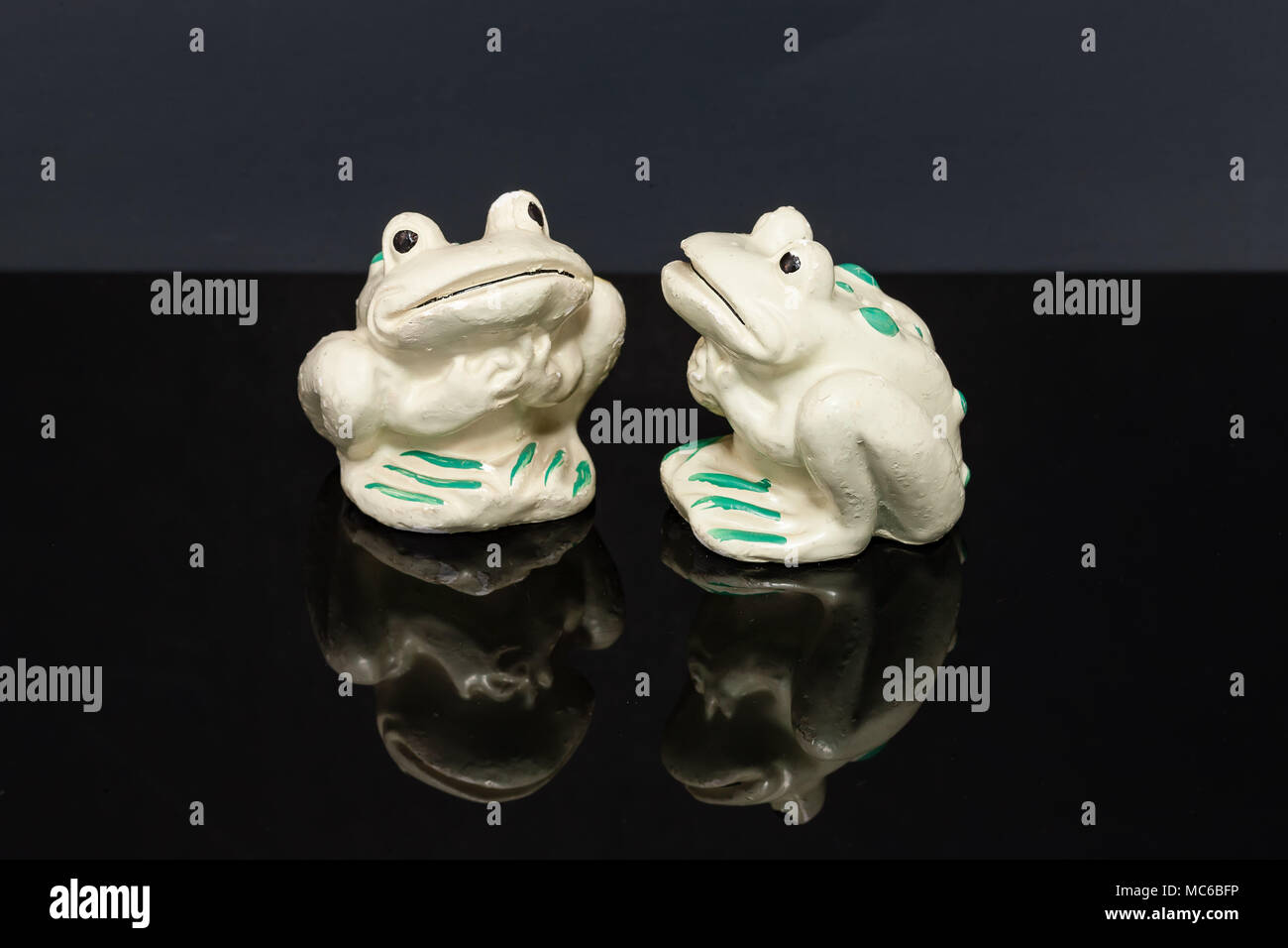 Light Green frog geformten Salz- und Pfefferstreuer sel Stockfoto