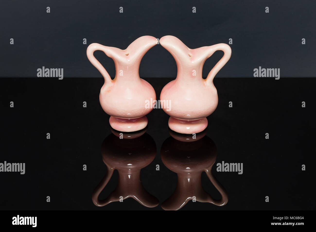 Light Pink Krug geformten Salz- und Pfefferstreuer set Stockfoto