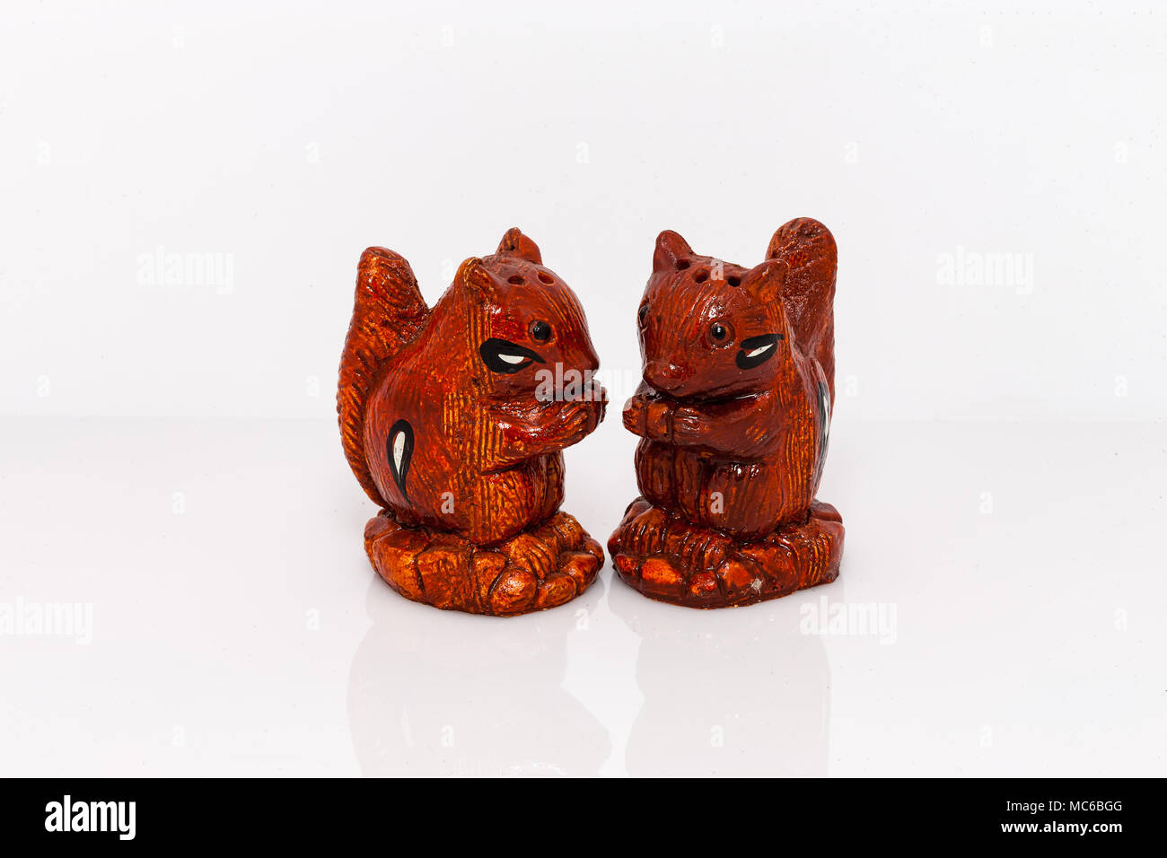 Holz- rötlich Eichhörnchen geformten Salz- und Pfefferstreuer set Stockfoto