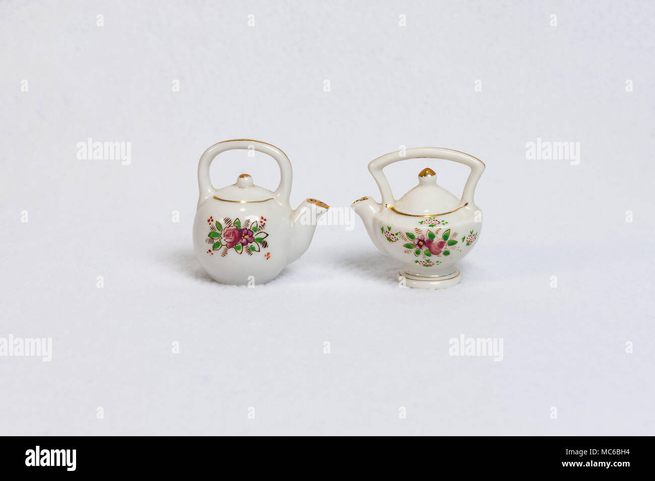 Kleine Keramik Teekanne Salz- und Pfefferstreuer set Stockfoto