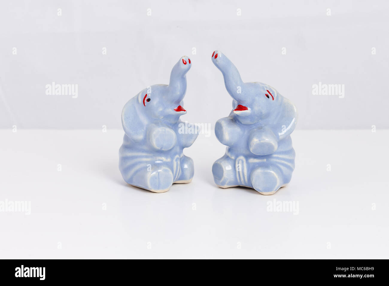 Blaue Elefanten sitzend Salz- und Pfefferstreuer set Stockfoto