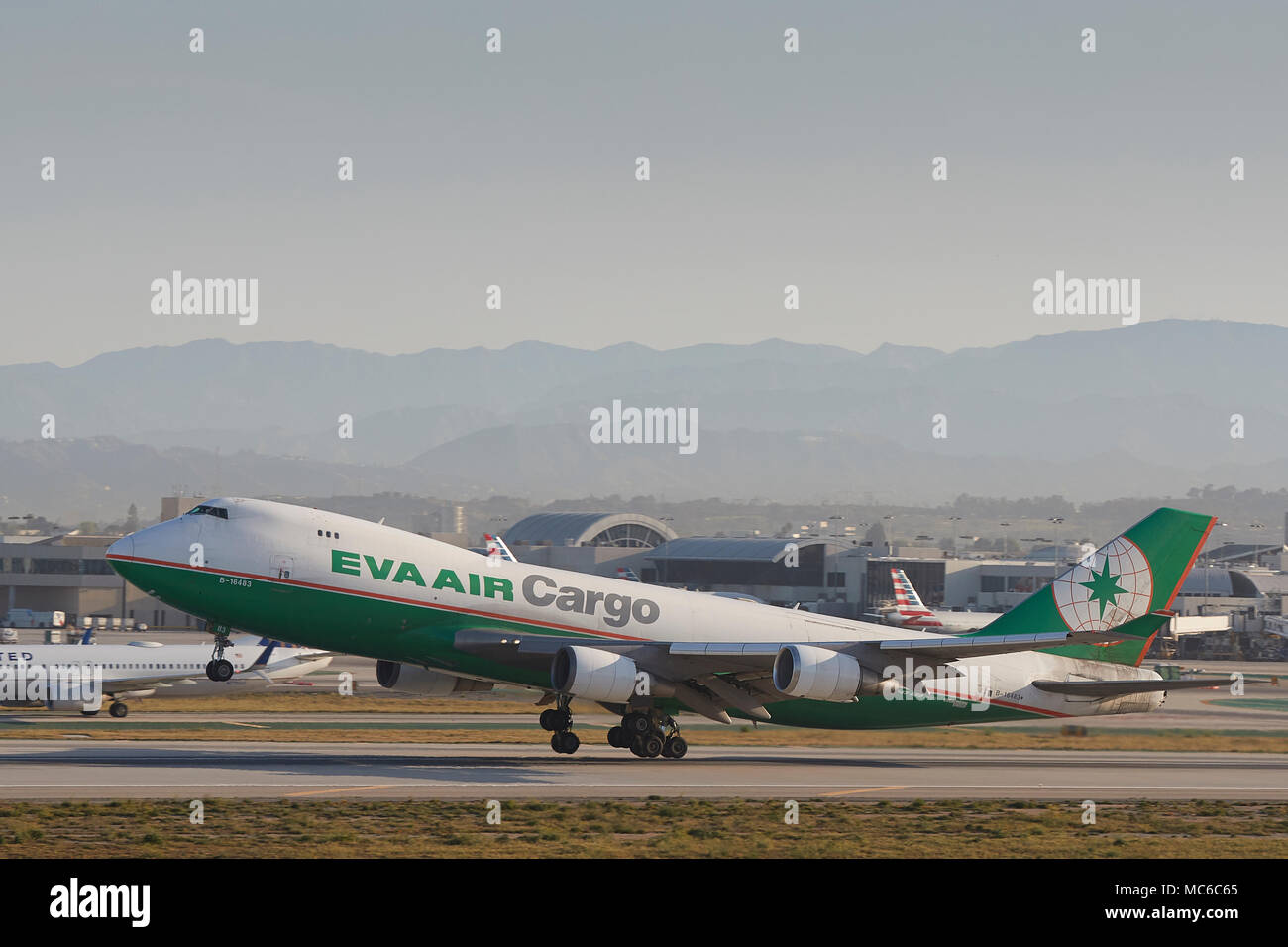 EVA Air Cargo Boeing 747 Cargo Jet vom Los Angeles International Airport LAX. Die ATC-Turm im Hintergrund. Kalifornien, USA. Stockfoto