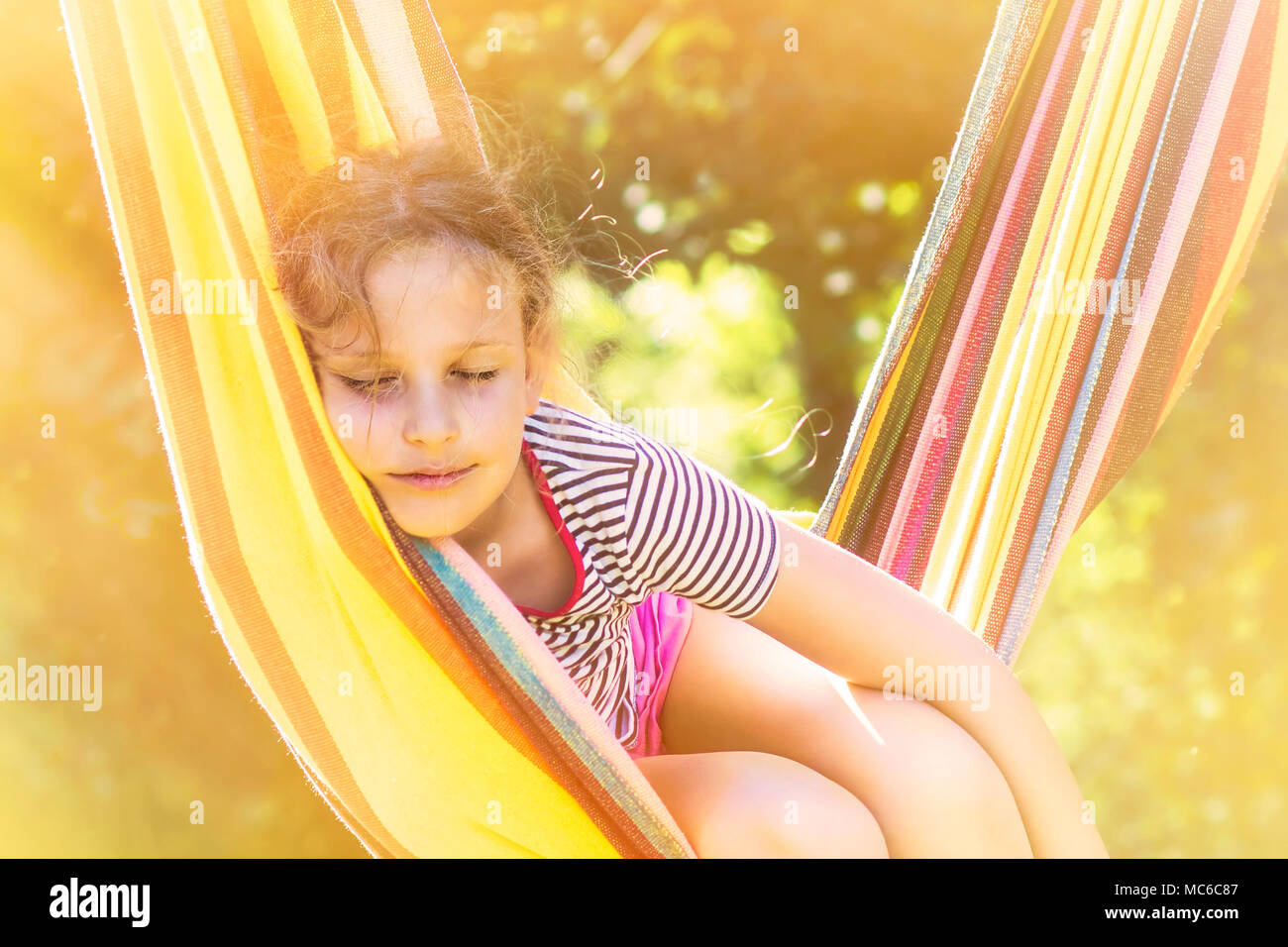 Kind Mädchen schlafen in einem sonnigen Hängematte auf Urlaub. Stockfoto
