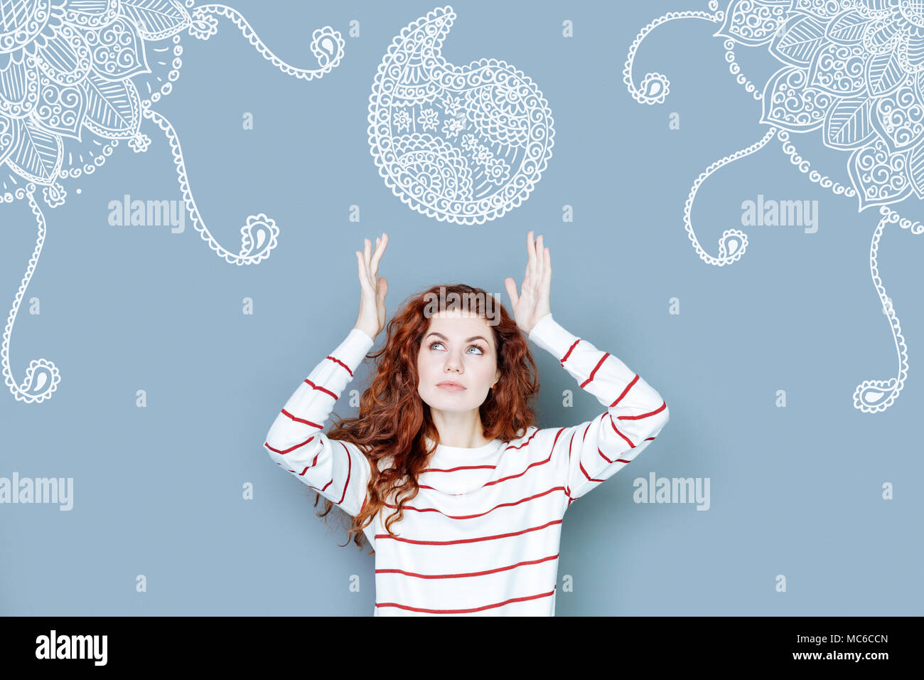 Verträumt Schüler entspannen beim Tanzen zu Hause Stockfoto