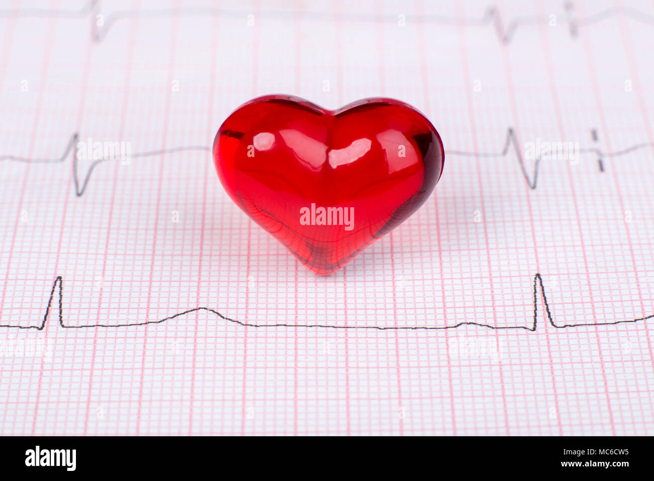 Elektrokardiogramm pulse Trace und Herzen Konzept. Makro, flacher Freiheitsgrad. Stockfoto