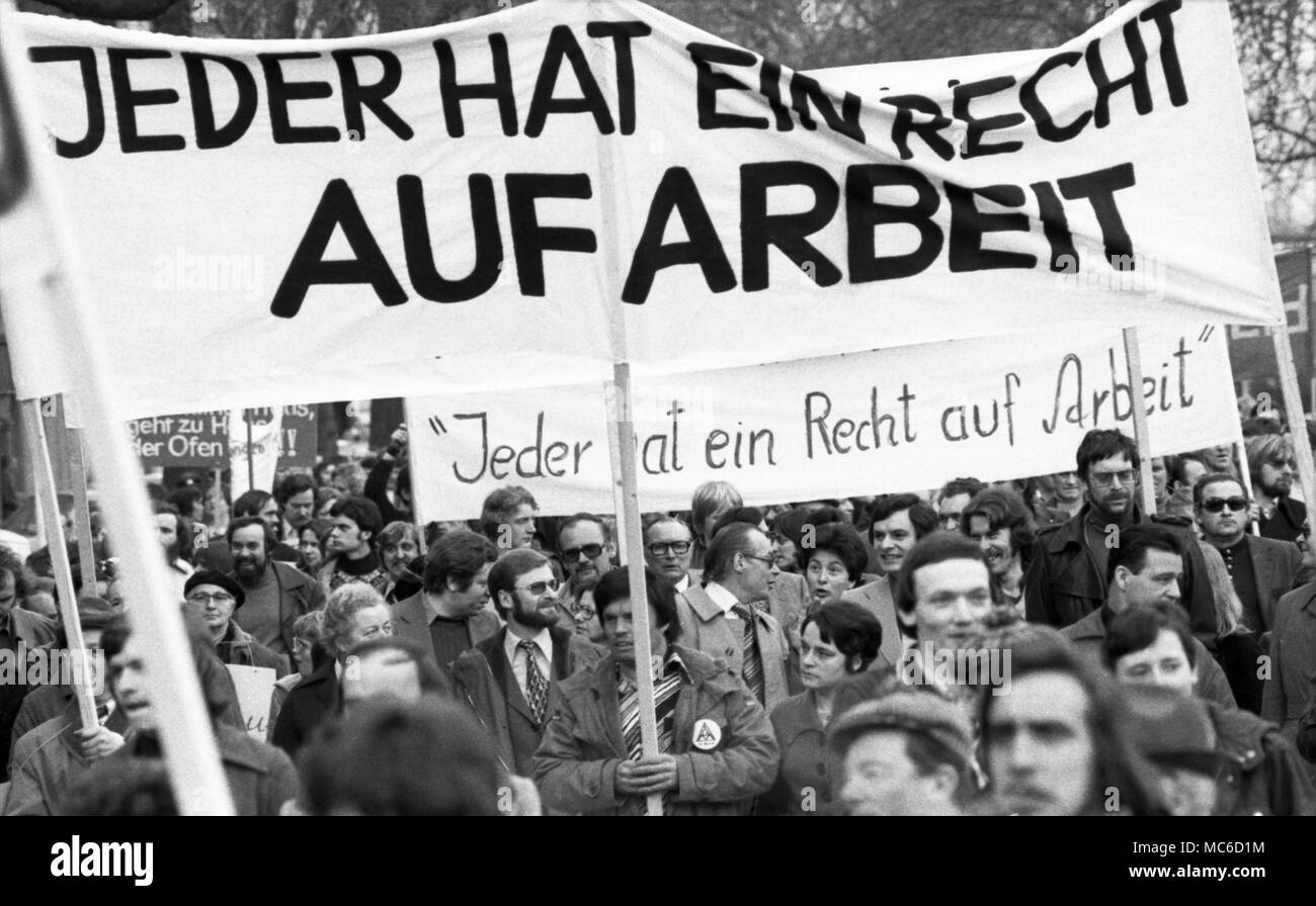 Ca. 2500 Arbeiter und Angestellte der Felten und Guilleaume (F&G) in Köln am 8. März 1977 demonstrieren gegen Entlassungen und das Recht auf Arbeit. | Verwendung weltweit Stockfoto