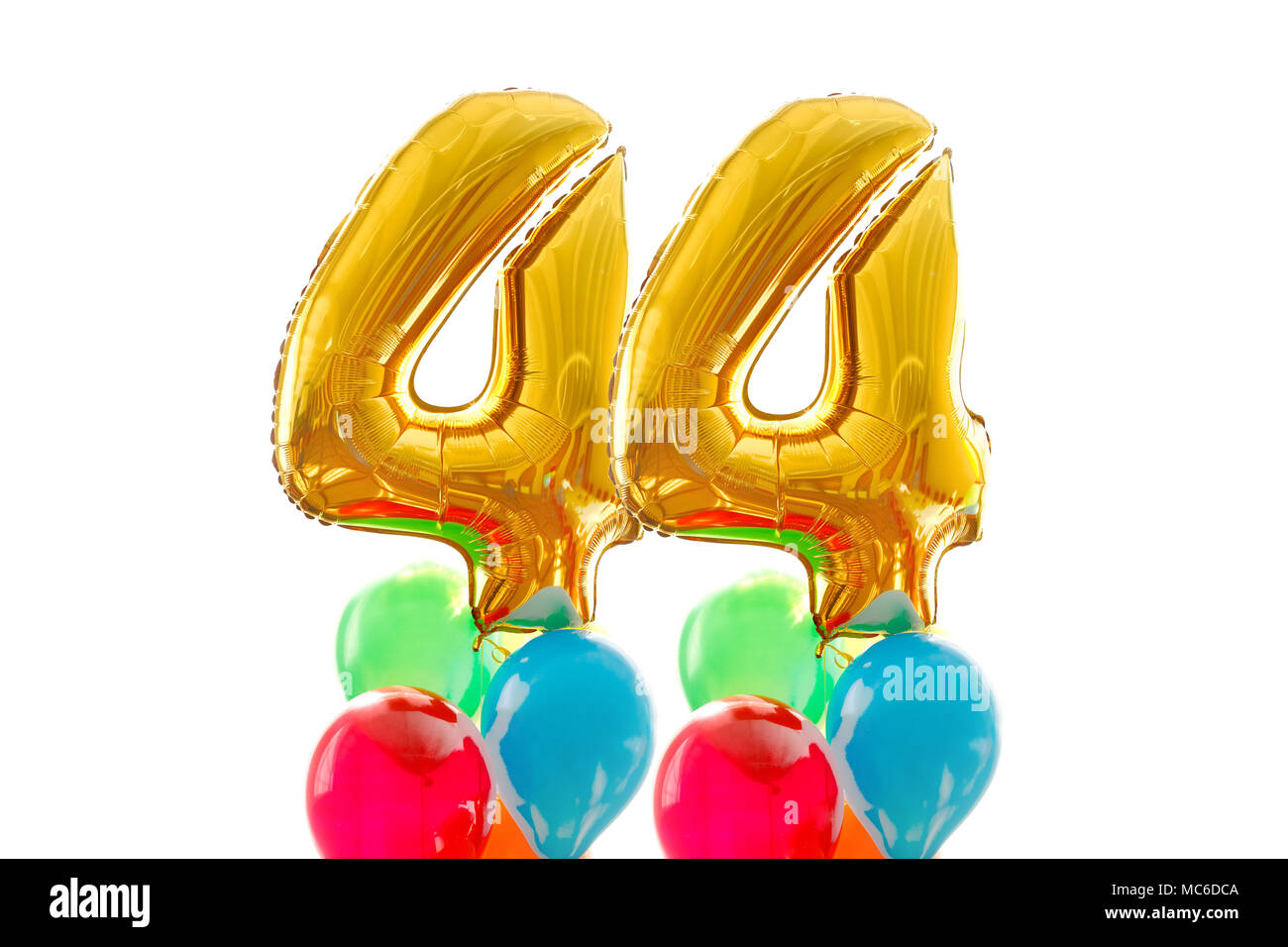 Goldene Zahl 44 40 vier aus aufblasbaren Ballon farbigen Luftballons weißer Hintergrund Stockfoto