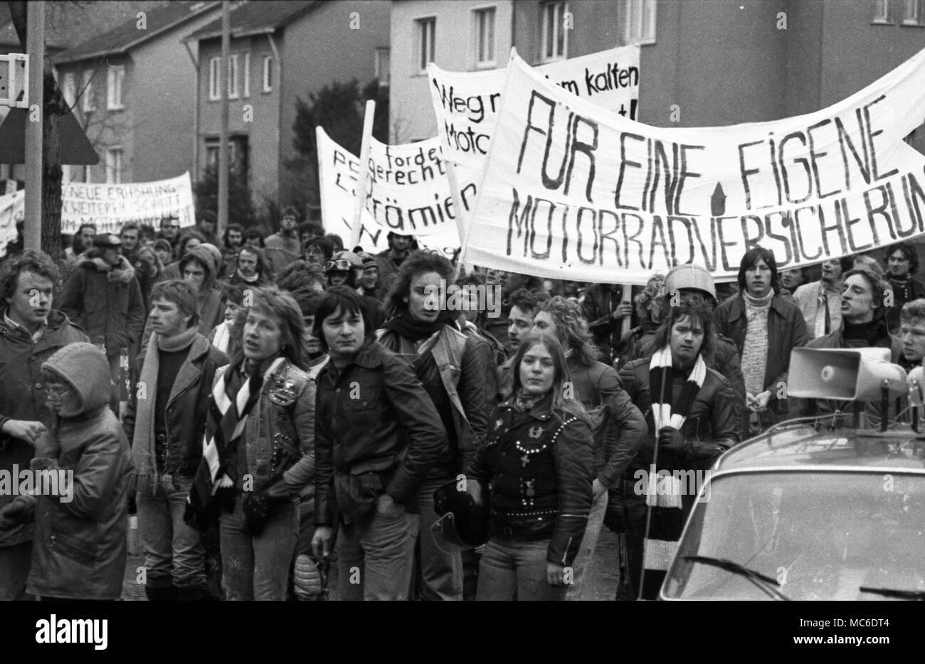Rund 1500 Motorradfahrer vor einer drastischen Erhöhung der Versicherungsprämien am 11 Dezember, 1976 in Bonn. | Verwendung weltweit Stockfoto