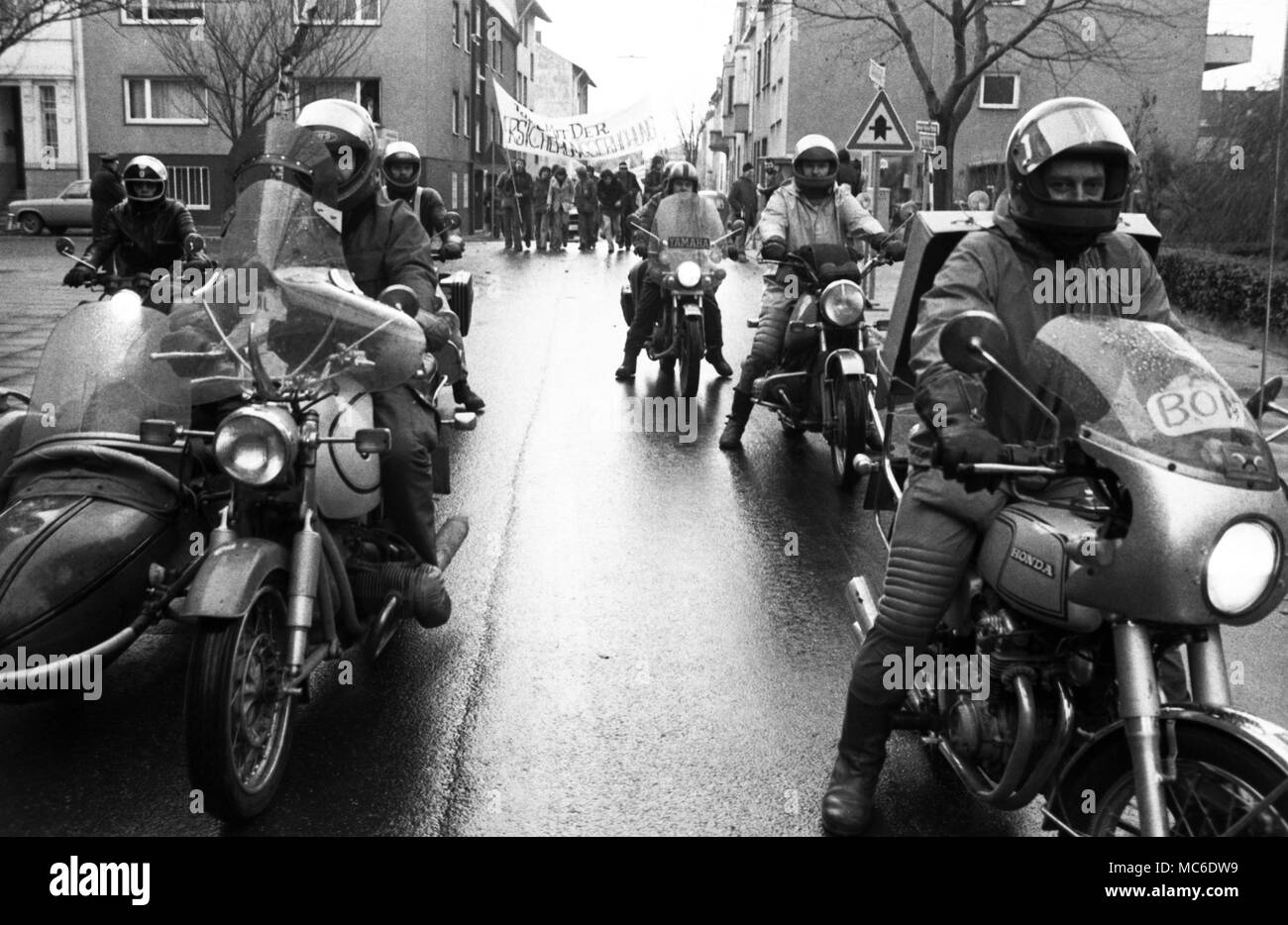Rund 1500 Motorradfahrer vor einer drastischen Erhöhung der Versicherungsprämien am 11 Dezember, 1976 in Bonn. | Verwendung weltweit Stockfoto