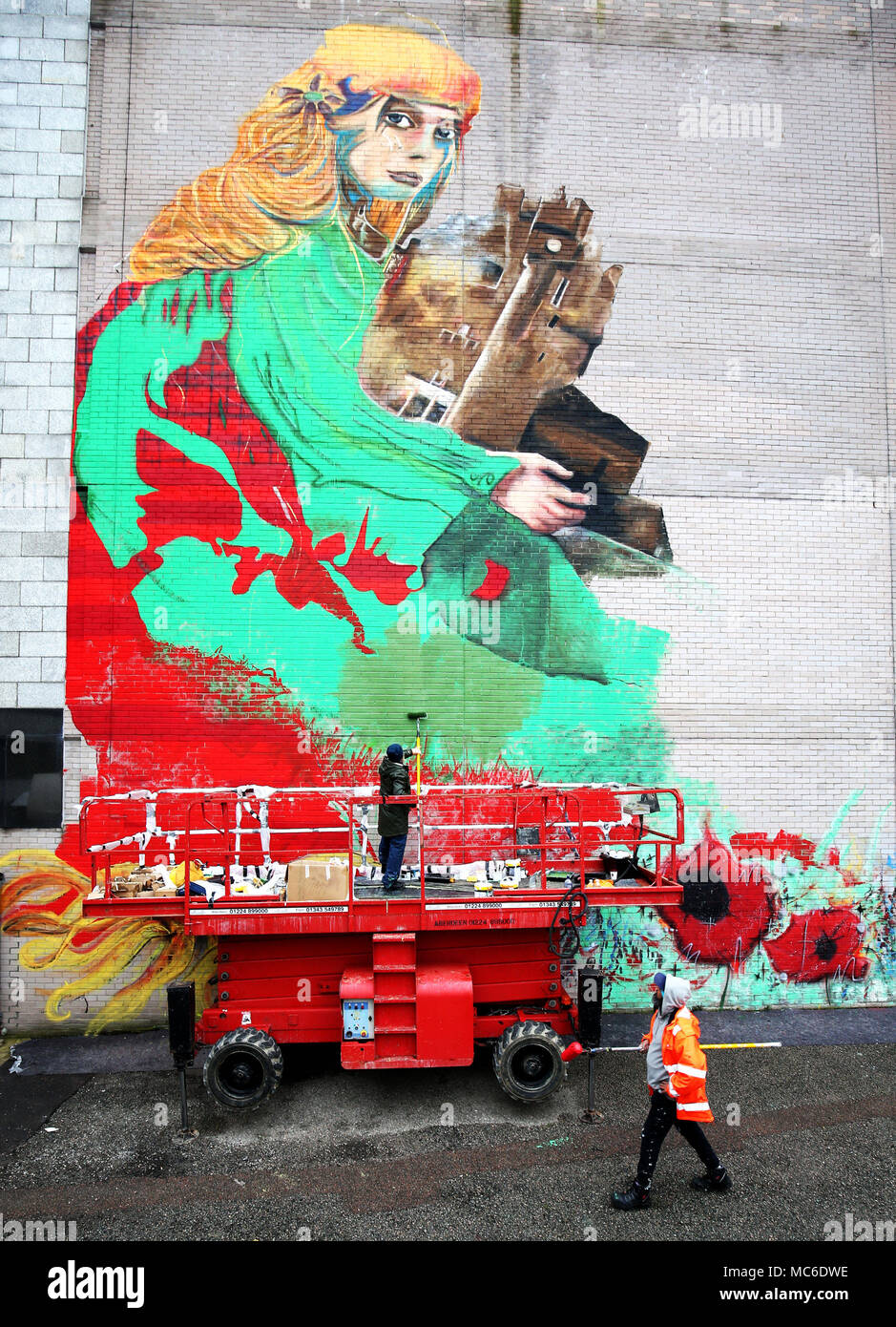 Künstlerin Renate Hermansen (links) und Naeem Searle in den letzten Schliff für ihre wandbild Green Lady von crathes Castle, das im Rahmen der diesjährigen Nuart Aberdeen Festival vorgestellt wurde. Stockfoto