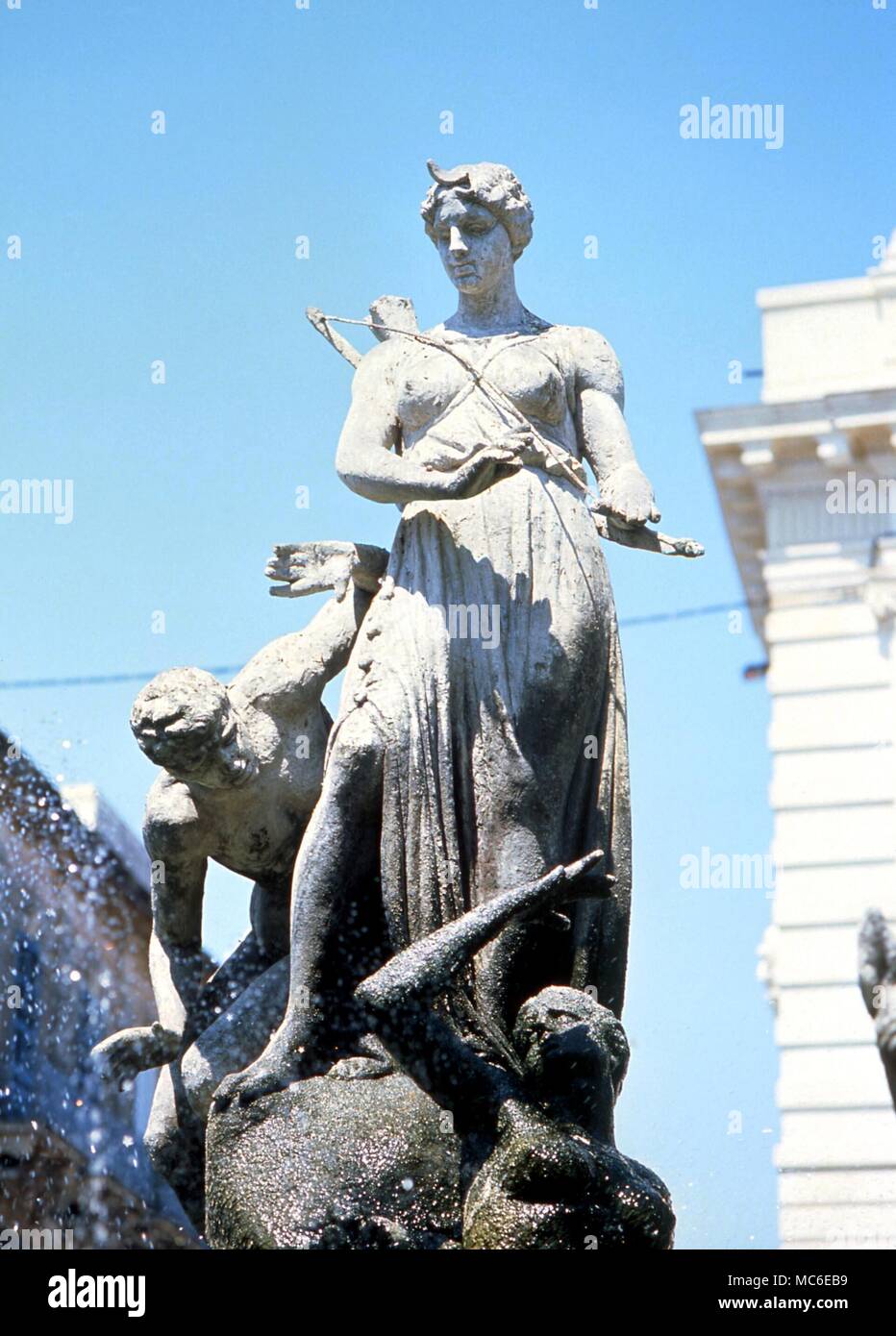 Griechische Mythologie: Detail der allegorische Springbrunnen von Artemis die Zwillingsschwester von Apollo, Syrakus, Sizilien Stockfoto