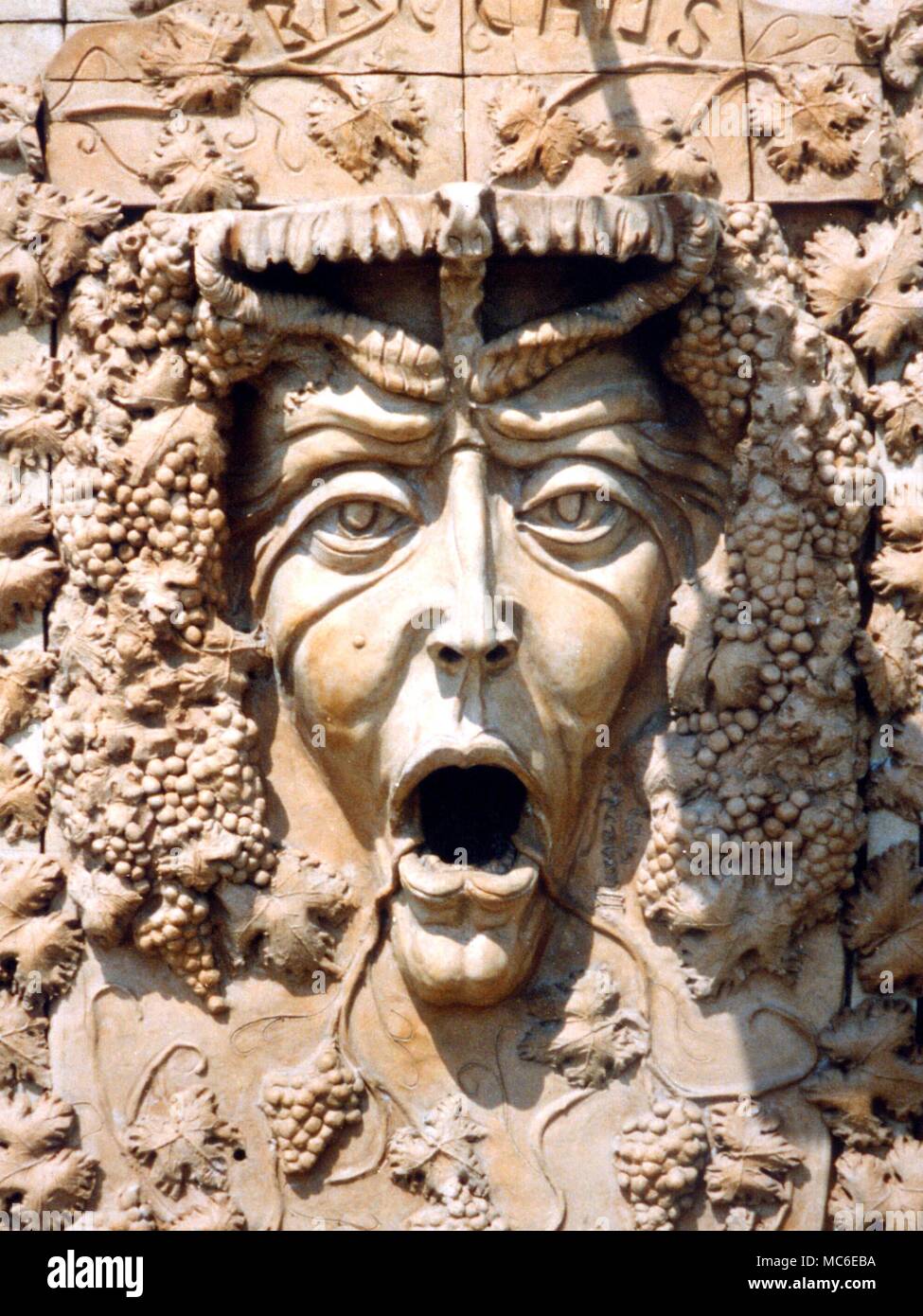 Der griechischen Mythologie, Bacchus. Bas Relief der Gott des Weines, Bacchus. Gesetzt in die Wand eines modernen Hauses in der Nähe von Taormina, Sizilien Stockfoto