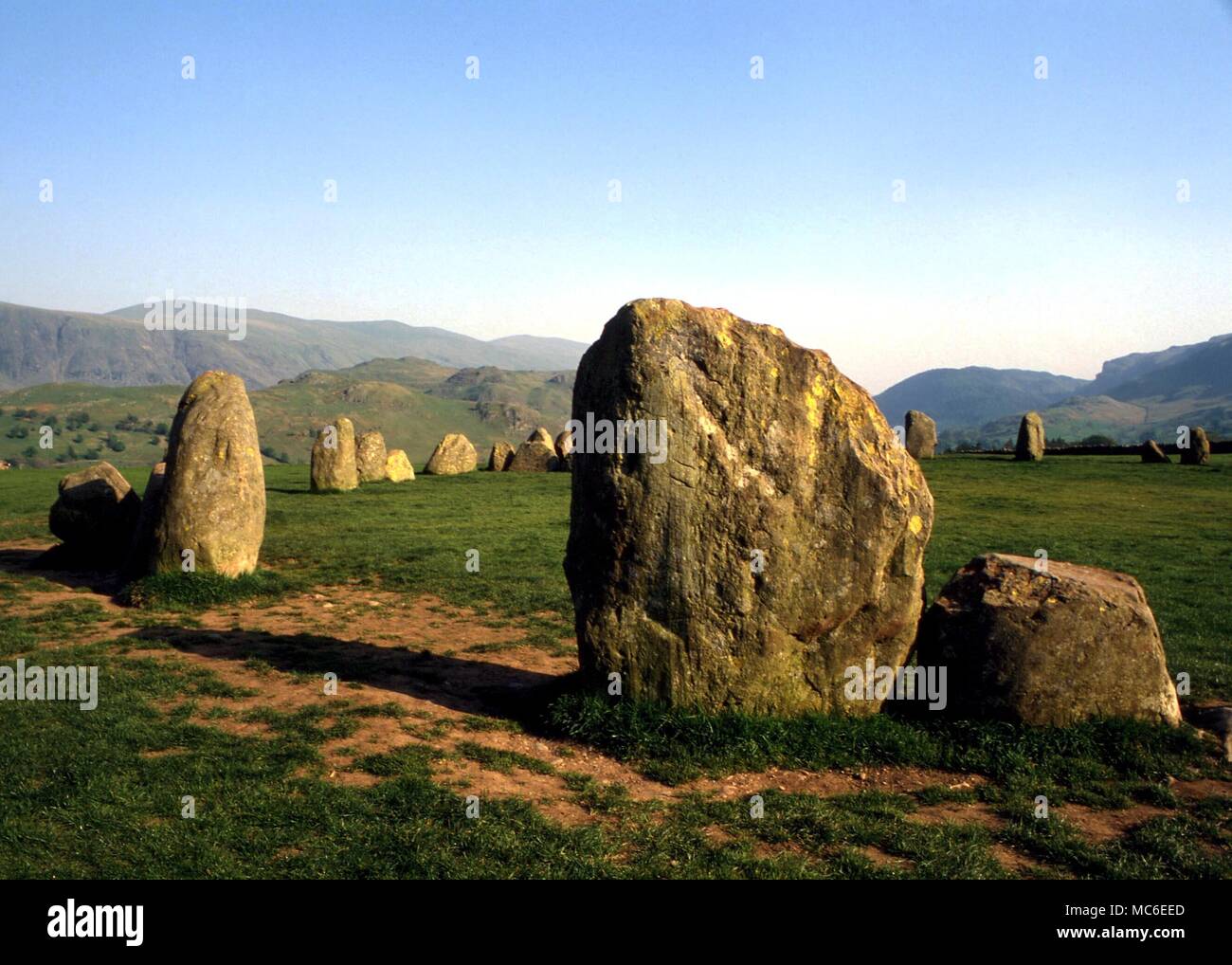 Steinkreise - Castlerigg 'Carles' von Castlerigg Kreis in der Nähe von Keswick in Cumbria, besteht aus 38 senkrecht stehenden Steinen in einem maximalen Durchmesser von 107 Fuß, mit 10 - Stone Circle im Außenring. Wahrscheinlich C. 2500 v. Chr. Stockfoto