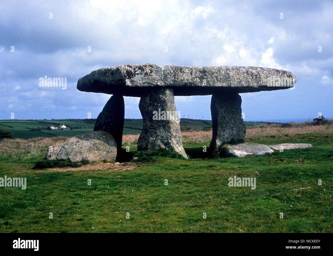 Steine - Die Lanyon Quoit, eine neolithische Kammer in der Nähe von Madron, Cornwall Stockfoto