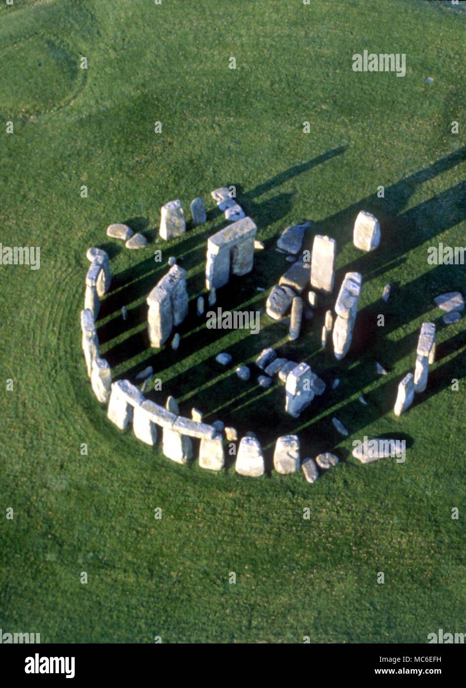 Steine - Luftaufnahme von Stonehenge, die prähistorische religiösen Komplex, begann rund 2.200 v. Chr. innerhalb einer Erdarbeiten ca. 380 Meter im Durchmesser. Einige der sarsens Gewicht 30 Tonnen - der äußere Bereich mit Stürze hat einen Durchmesser von ungefähr 100 Fuß Stockfoto