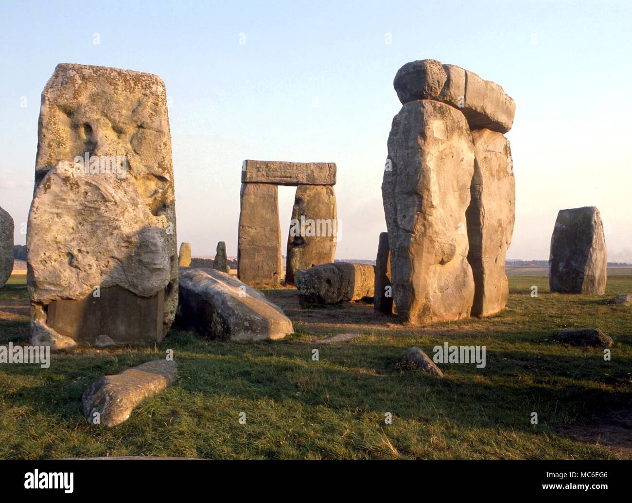 Steine - Stonehenge, die prähistorische religiösen Komplex, 2.200 v. Chr. begann innerhalb einer Erdarbeiten ca. 380 Meter im Durchmesser. Einige der sarsens wiegen 30 Tonnen - der äußere Bereich mit Stürze hat einen Durchmesser von ungefähr 100 Fuß Stockfoto