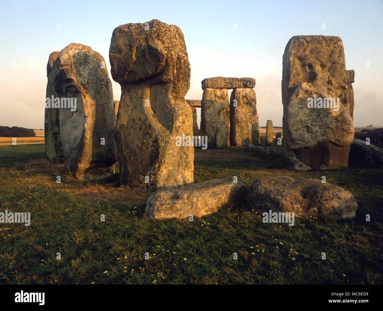 Steine - Stonehenge, die prähistorische religiösen Komplex, 2.200 v. Chr. begann innerhalb einer Erdarbeiten ca. 380 Meter im Durchmesser. Einige der sarsens wiegen 30 Tonnen - der äußere Bereich mit Stürze hat einen Durchmesser von ungefähr 100 Fuß Stockfoto