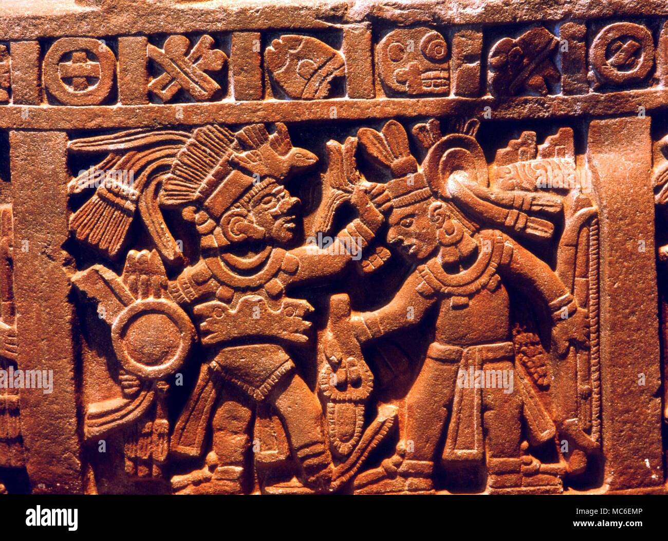 Kalender - Kalender Der große Stein von Cuauhxicali, mit mythologischen Figuren und Glyphen für die Monate. Aztec, in der Nationalen Anthropologischen Museum, Mexiko Stadt Stockfoto