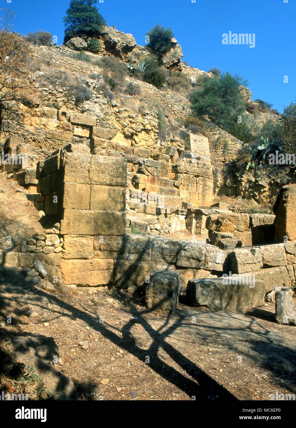 Griechische Mythologie - Demeter (in Richtung Rock sanctuary) von Heiligtum der Demeter bei Agrigento, Sizilien - eines der größten perfekt erhaltene der Sites auf die CHTHONISCHE Gottheiten gewidmet Stockfoto