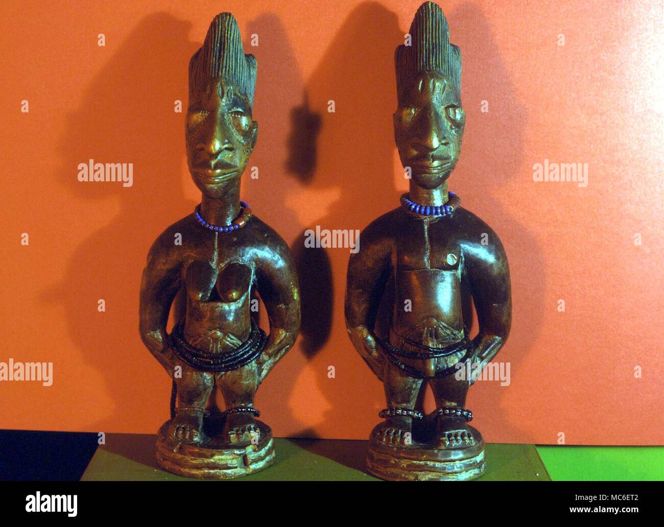 Afrikanische Magie - zwei Ibege magische Zahlen, m Ade aus hartem Holz, von der Yoruba. Die Horniman Museum, London Stockfoto
