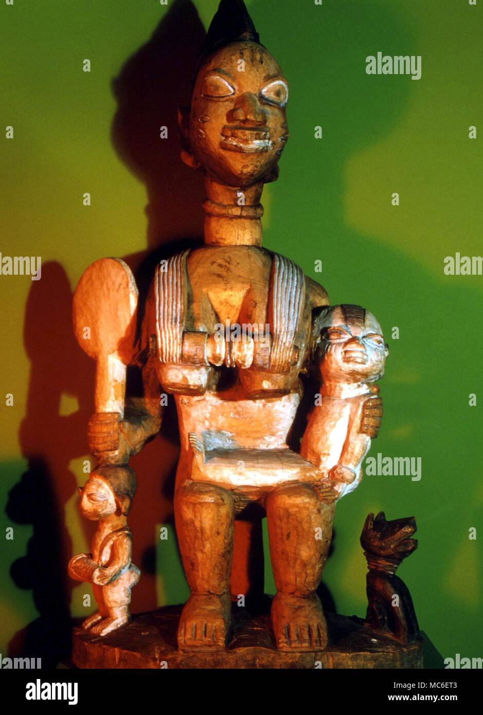 Afrikanische Magie - Abiamo magische Figuren, von der Yoruba. Frau mit Kind und Magic Mirror. Horniman Museum Stockfoto