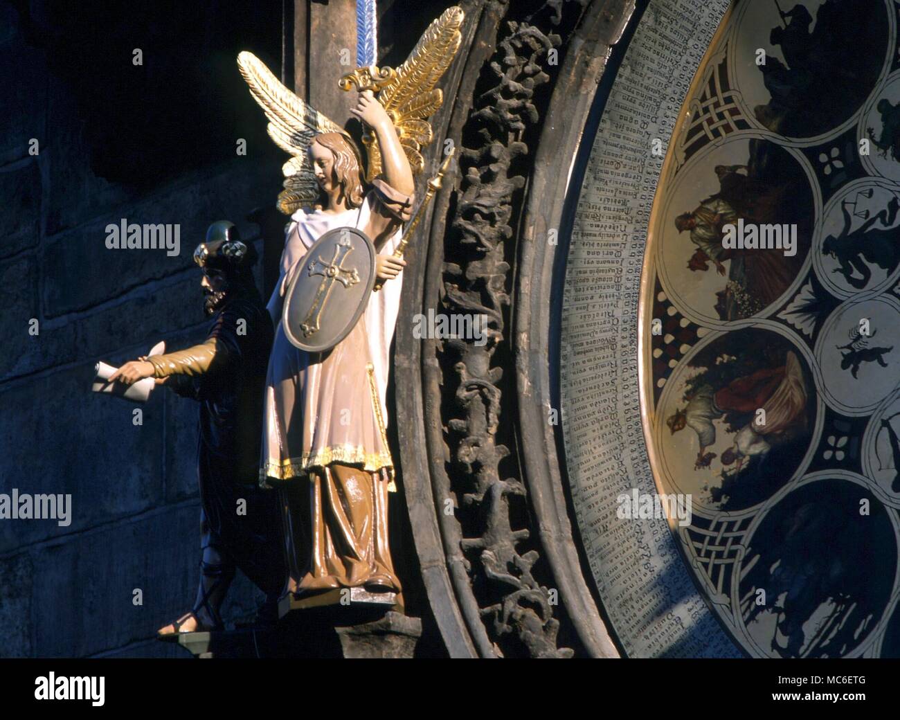 Engel - Erzengel Michael, als Zeiger der Prozession der Tage, auf die Astronomische Uhr im Alten Rathaus, Prag. ursprünglich aus dem 15. Jahrhundert Stockfoto