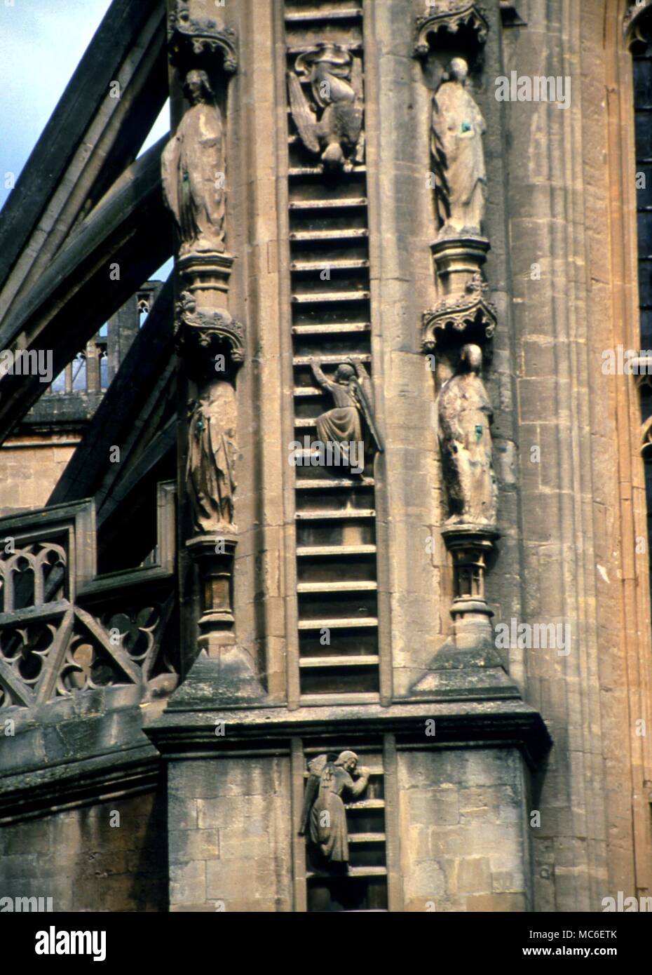 Engel - Engel aufsteigender und absteigender die Leiter twixt Himmel und Erde gesetzt. Detail gestalteten Fassade des Bath Abbey Church, 14. Jahrhundert Stockfoto