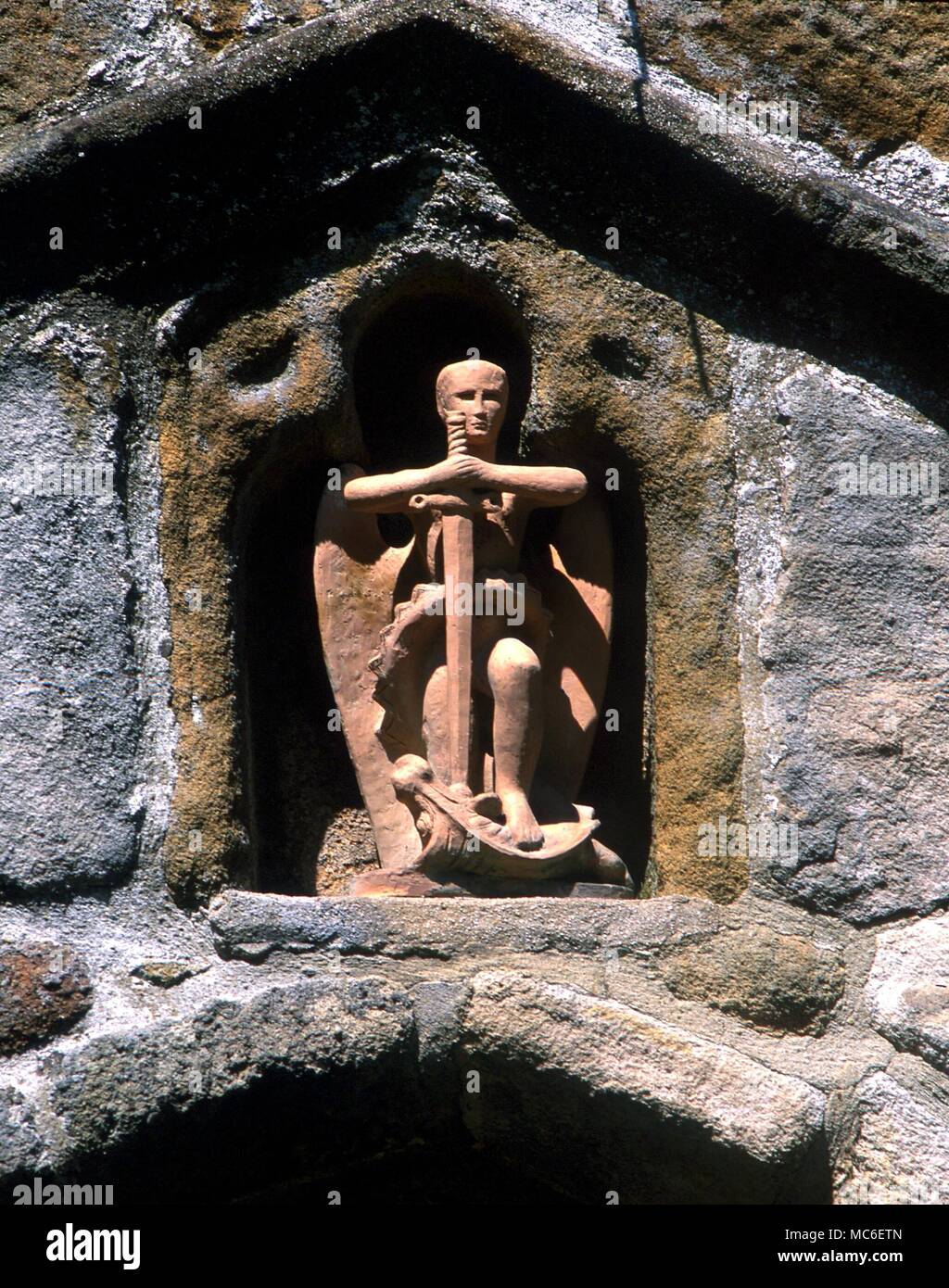 Engel - Michael. Kleines Bild des Erzengels Michael über dem Portal der Kirche zu seinem Namen geweiht, am Kirby Malham, Yorkshire Stockfoto