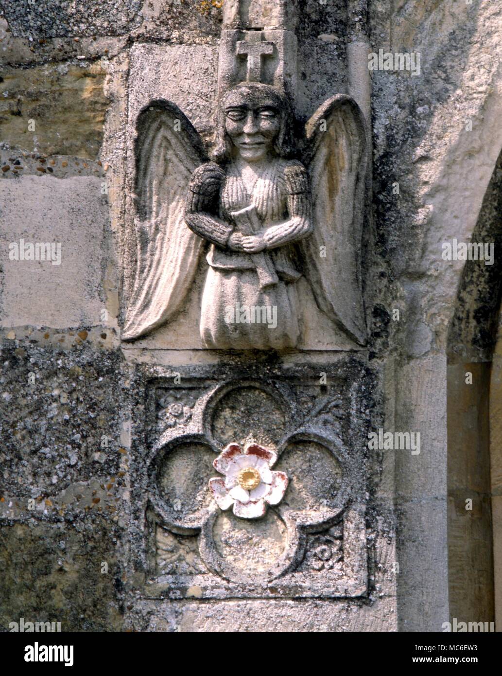 Engel - Engel mit Fackel des Lebens, und symbolischen Rose, auf der westlichen Tür von Winchelsea Kirche Stockfoto