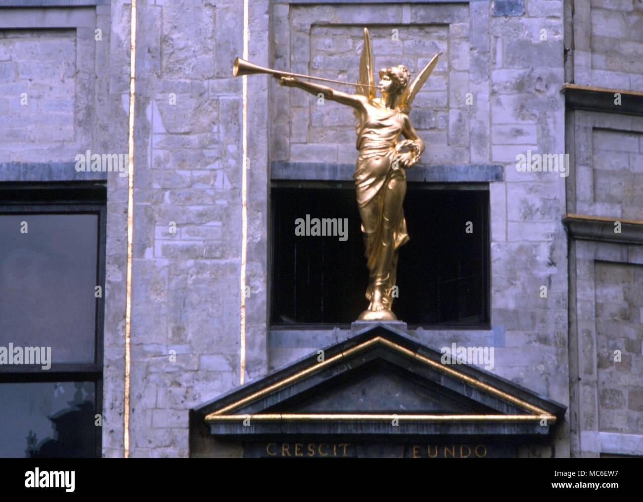 Engel - Engel mit langen goldenen Trompete, auf der Fassade eines der Renaissance Gebäude in der Grand Place, Brüssel Stockfoto