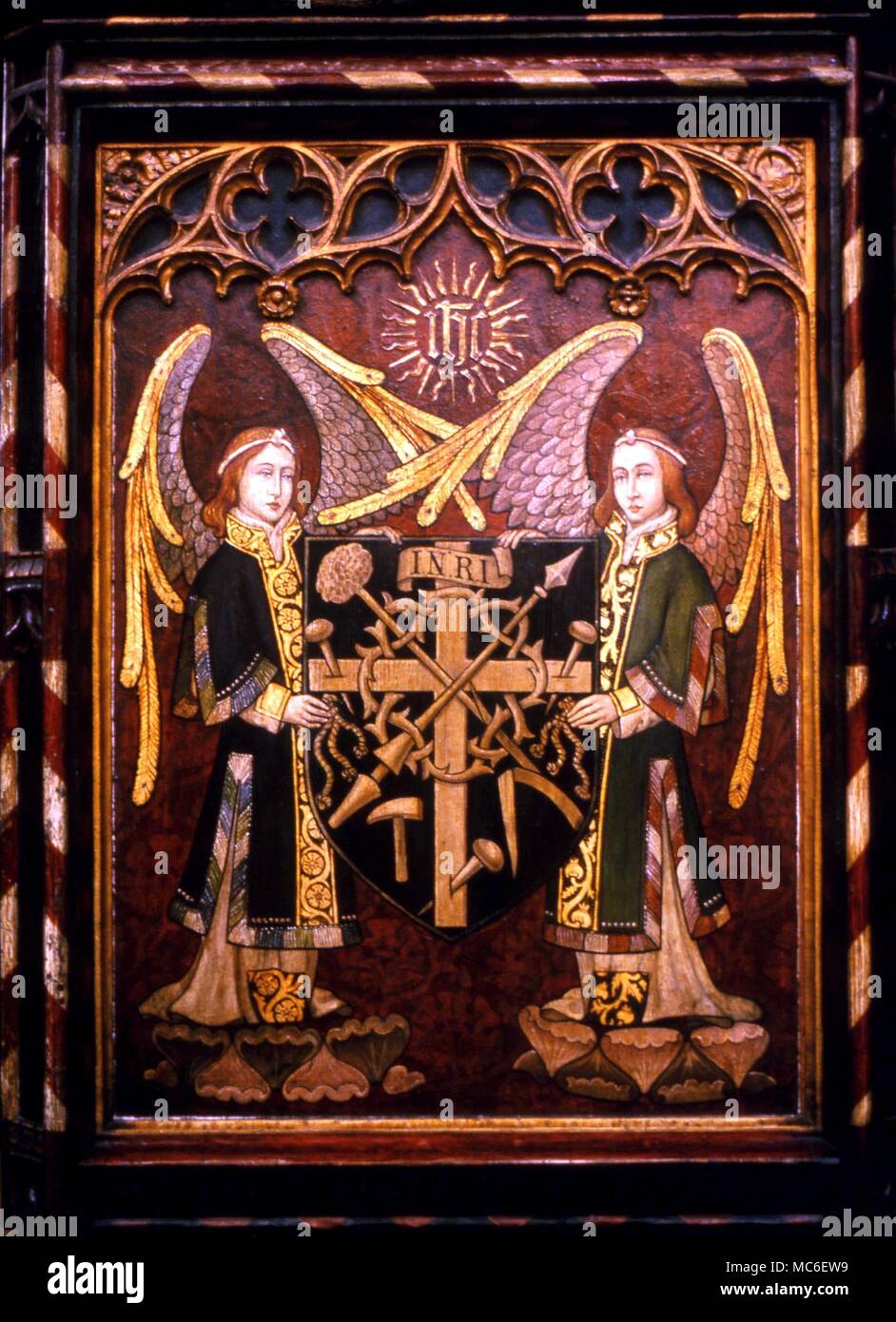 Engel - Engel als Träger des Arma Christi. Lackierte Holztafel in der Abteikirche, Hexham Stockfoto