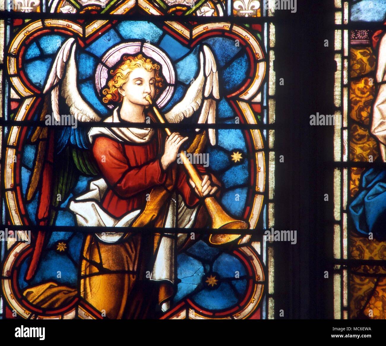 Engel - Glasmalerei Bild von einem Engel die Posaune zu spielen. Detail der Glasfenster in der Nordwand der St. Margaret's Church, King's Lynn Stockfoto