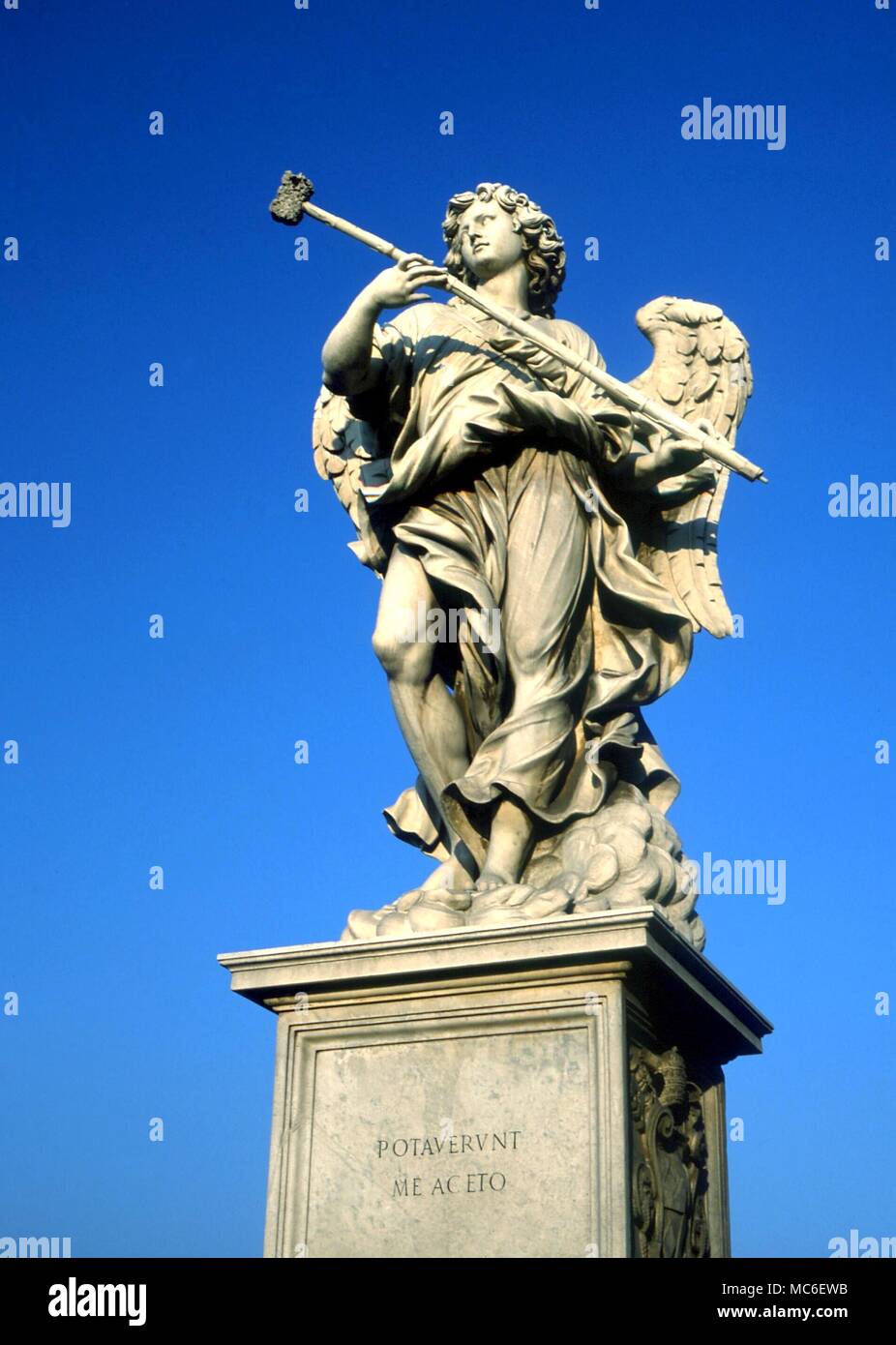 Engel Christian Engel tragen der Essig - Schwamm verwendet Christus am Kreuz zu quälen. Skulptur auf dem San Angelo Brücke, Rom Stockfoto