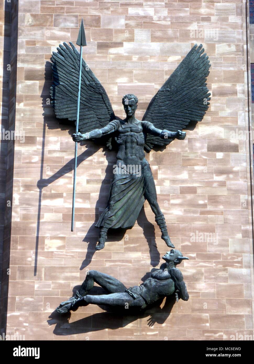 Engel - Erzengel Michael. Saint Michael spearing Satan. Statuen von Epsteins, an der Südwand der neuen Kathedrale von Coventry. 1962 geformt Stockfoto