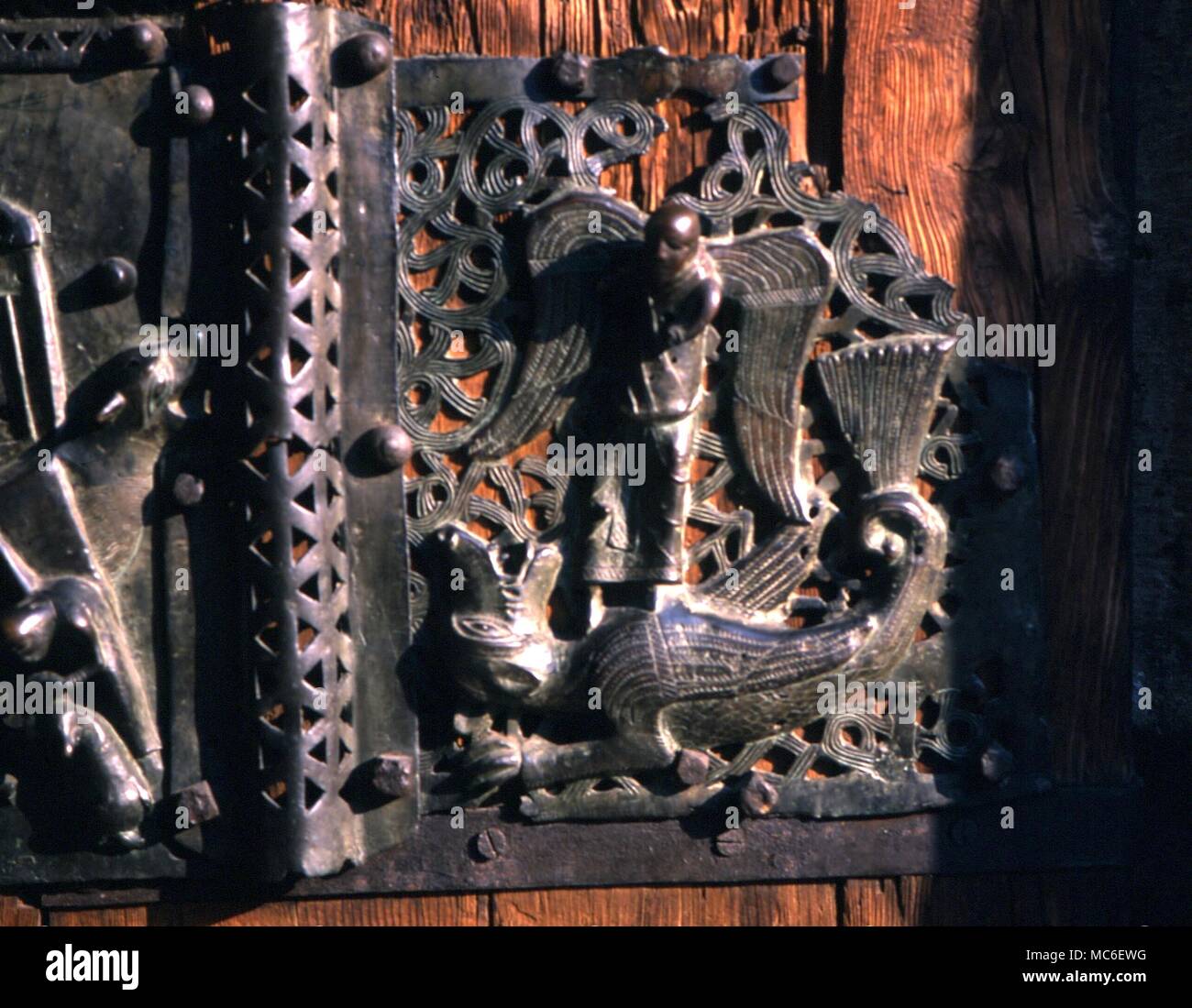 Engel - Erzengel Michael Michaeal besiegt den Drachen, Satan. 12. Jahrhundert (?) an der bronzenen Türen von San Zeno, Verona Stockfoto