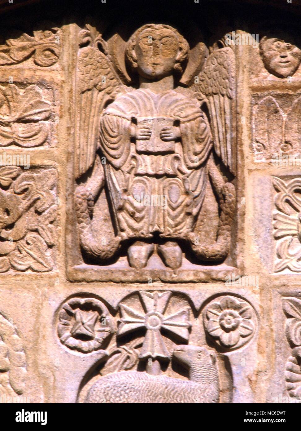 Engel - St. Michael, der Erzengel, und Herrscher über Feuer, auf der Fassade der Kirche St. Michael, Salon, Provence, Frankreich Stockfoto