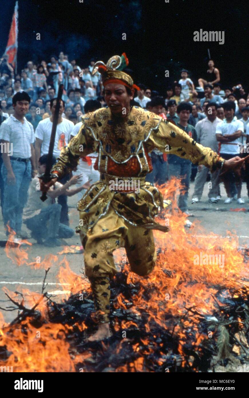 Feuer Feuer - WANDERER WANDERER auf Rot - heiße Glut während der chinesischen Festival der Großen Affengott (11. September hier, aber beweglich wie ein mondkalender - Datum) in Hongkong Stockfoto