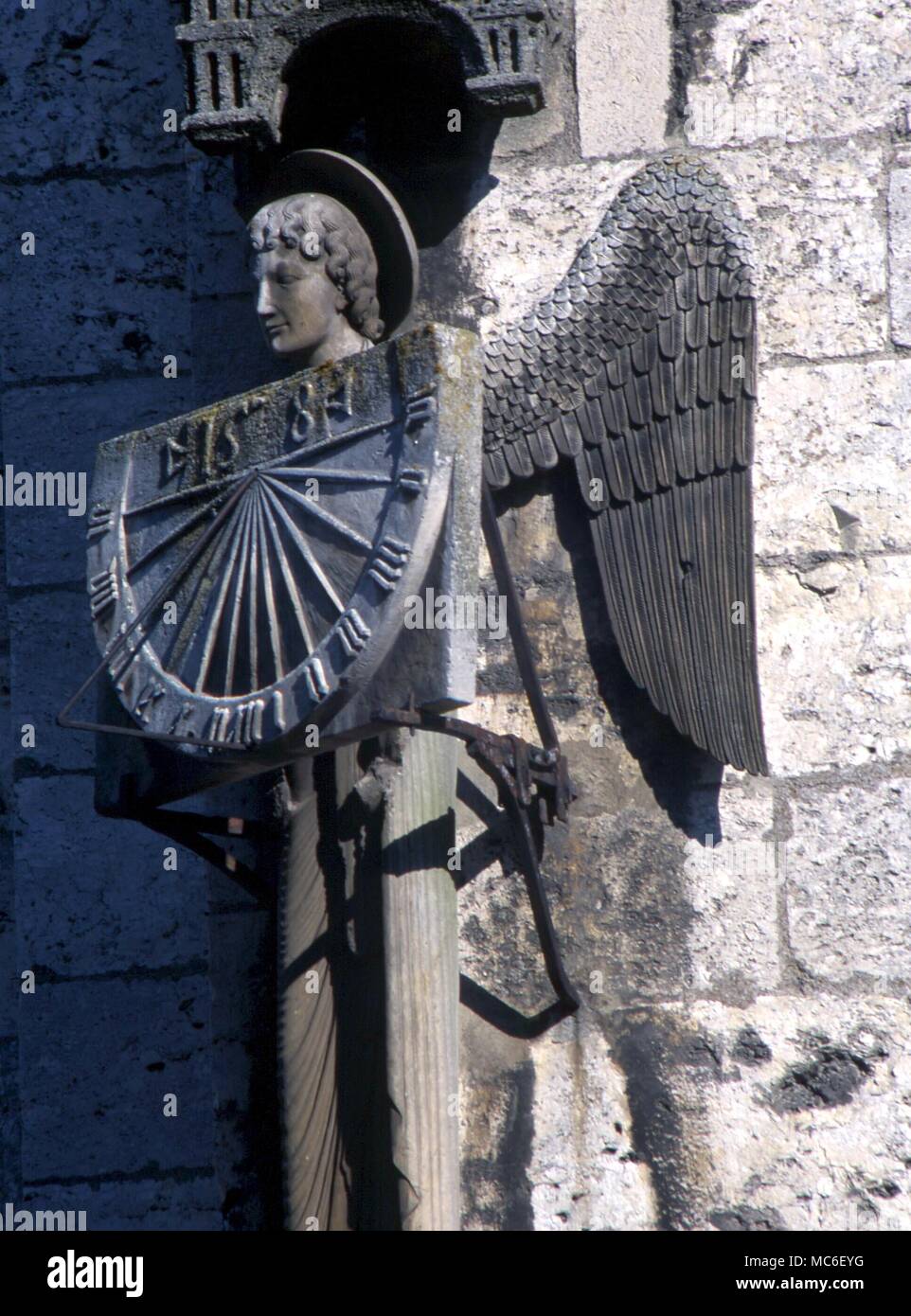 Engel - die Kathedrale von Chartres. Die engelhafte Träger der mittelalterlichen Sonnenuhr auf der Südseite der Kathedrale von Chartres Stockfoto