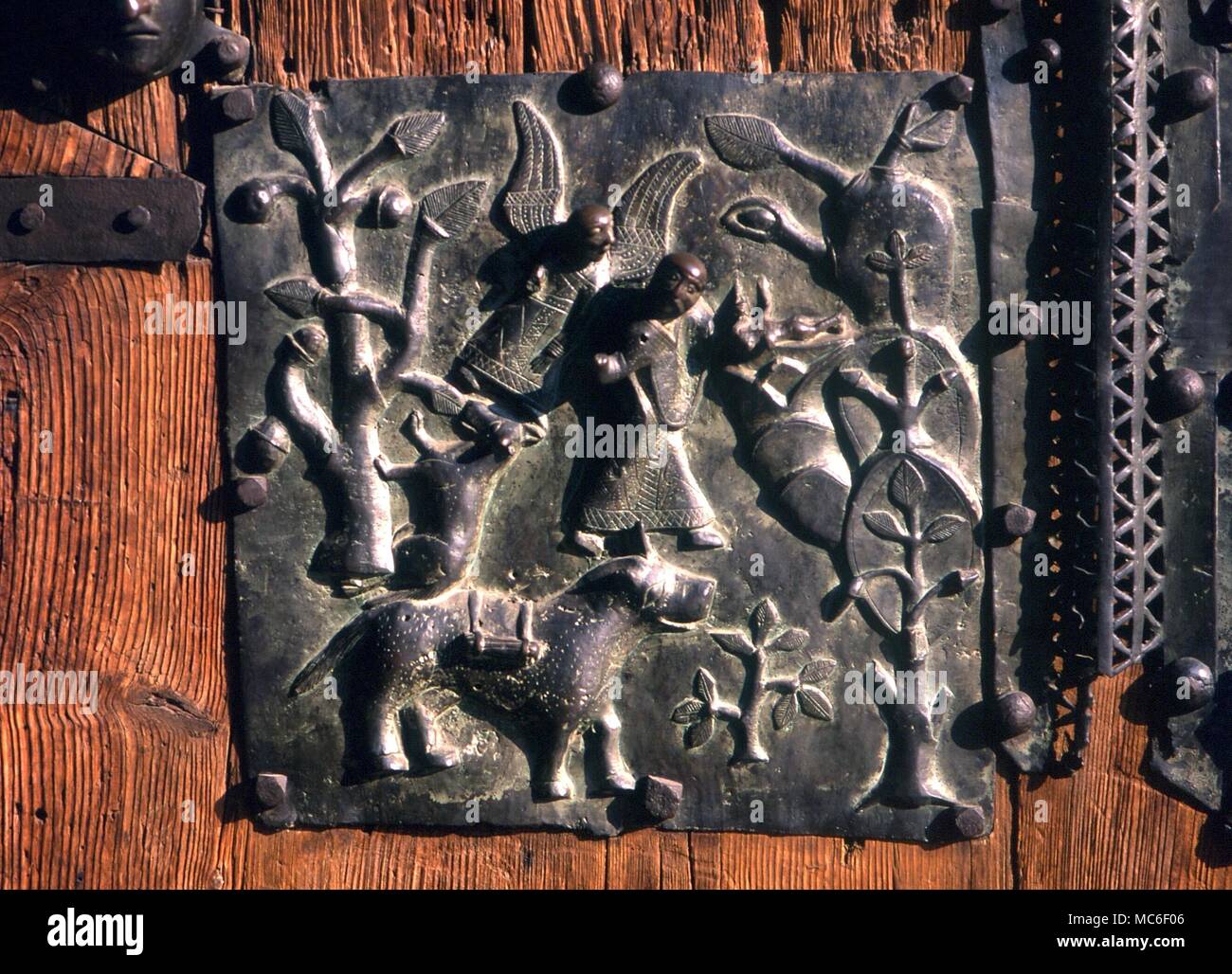 Engel - Engel die Opferung von Abrahams Sohn zu verhindern. 12. Jahrhundert (?) an der bronzenen Türen von San Zeno in Verona Stockfoto