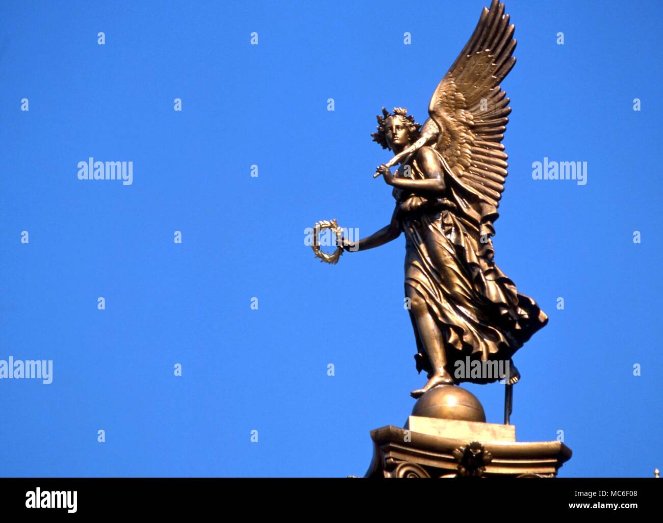 Engel - bronze vergoldete Engel gegenüber einem öffentlichen Gebäude in Prag Stockfoto