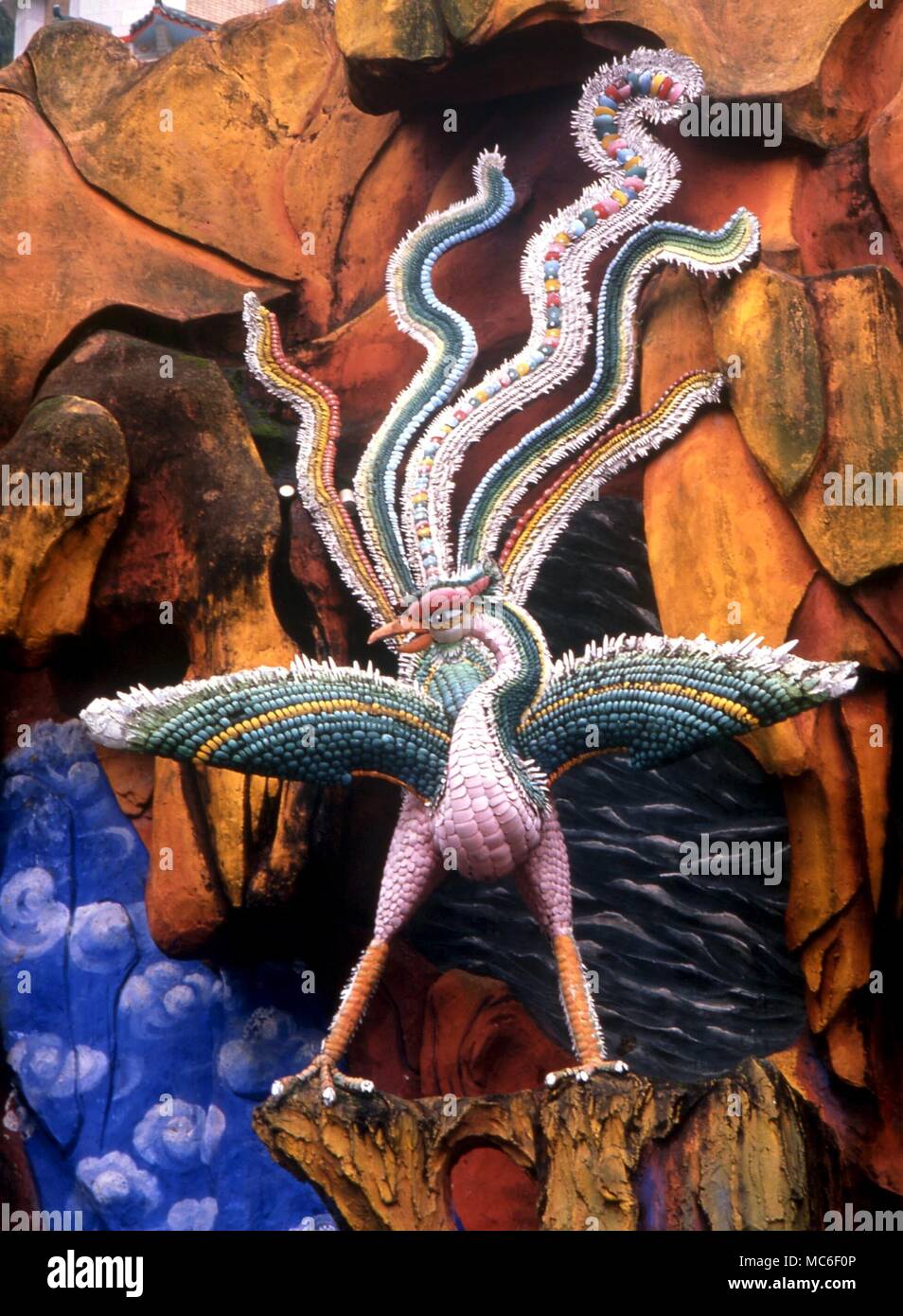 Chinesische Mythologie - der Vogel Phönix PHOENIX ist nur von den Drachen als wichtige mythologischen Kreatur in der chinesischen Mythologie. Keramik in der Haw Paw Gärten (Tiger Balm Gardens) Hong Kong Stockfoto