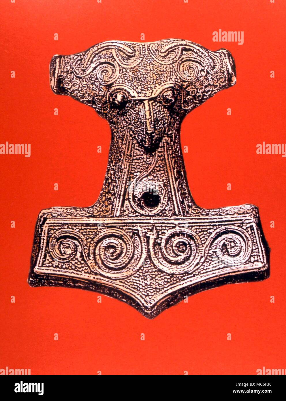 Die amulette Thor's Hammer - ein Amulett in der germanischen Kulturen  benutzt, sagte, eine Kopie der Hammer von Thor, die entworfen war, magisch  zu den Werfer zurückkehren werden. Artwork Stockfotografie - Alamy