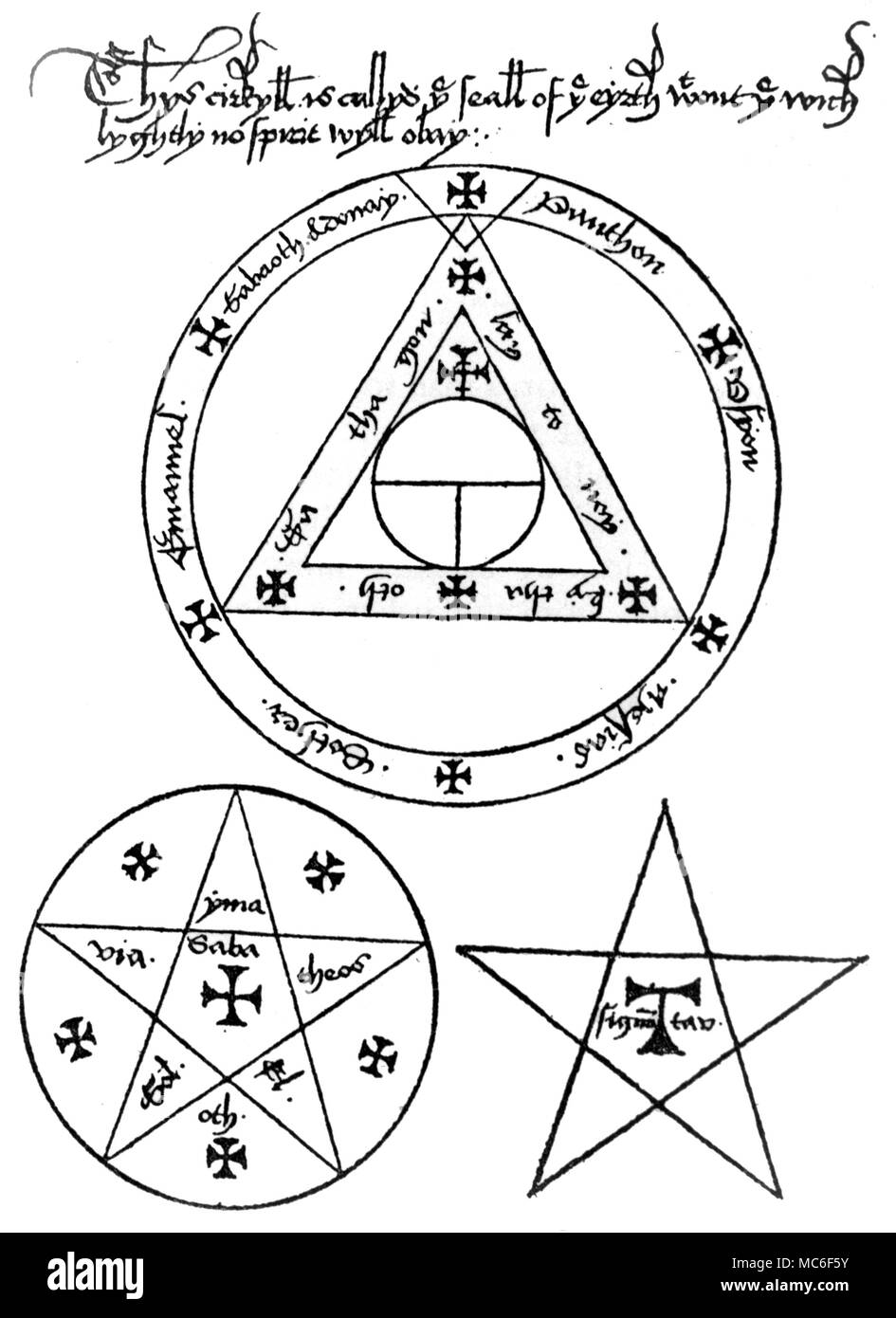 15. Jahrhundert grimoire Symbole. Top, der Tau, innerhalb einer umkreist Dreieck. Unten links, die umzingelt Pentagramm, Zentren mit einem Kreuz. Unten rechts, das Pentagramm, zentriert mit einem Tau. Von einem Englischen grimoire von ca. 1480. Stockfoto