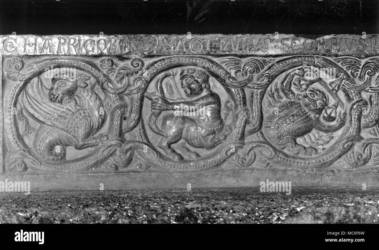 Drei der constellational Bilder aus dem so genannten "Tierkreiszeichen arch' an der Spitze der Treppe von der Toten, die in die Sagrada di San Michele, Val di Susa (Italien). Auf der linken Seite ist das Bild für Capricornus, als ein curl-tailed geflügelten Drachen. Neben Schützen, sein Pfeil und Bogen über seinen Rücken schießen, und folgt Scorpius, greifen die........ 13. jahrhundert Stockfoto