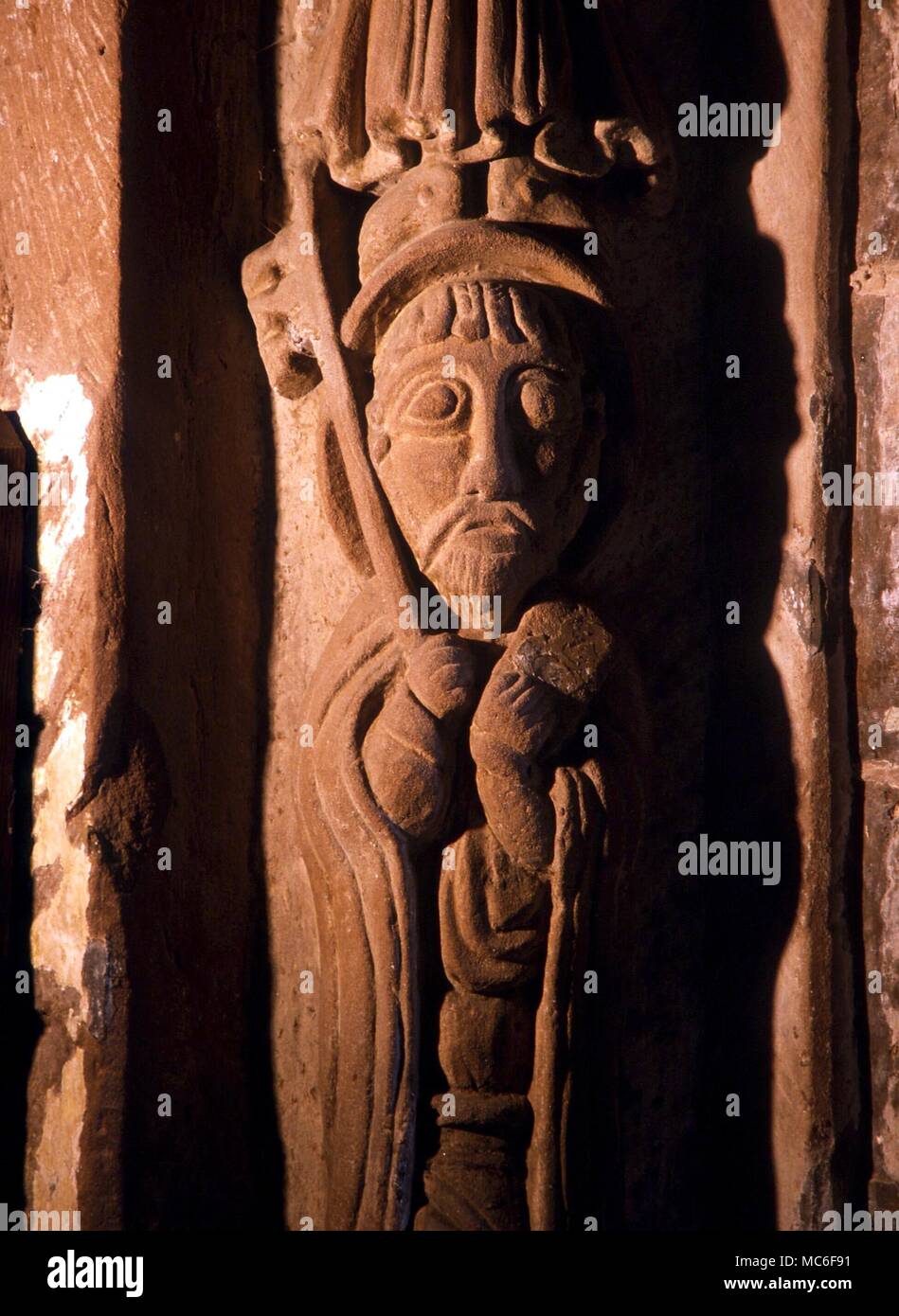 Die Heiligen - Norman Stone Carving des Hl. Petrus mit dem Schlüssel. In den Mittelgang der Kirche in der Nähe von Hereford Kilpeck. Ende des 11. Jahrhunderts Stockfoto