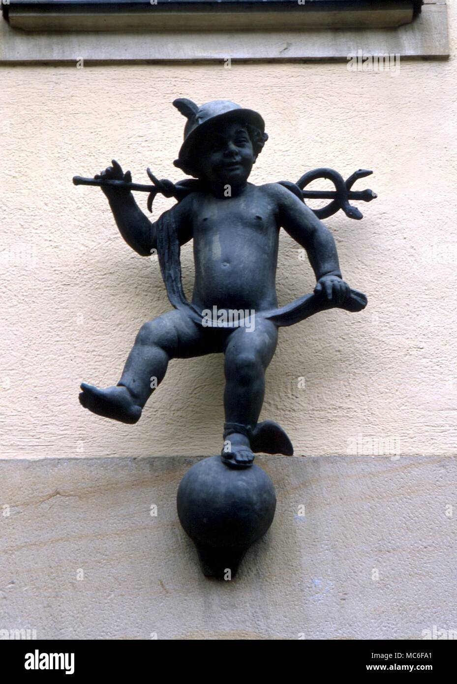 Planeten Merkur Darstellung von Quecksilber in Form eines kleinen Kindes, mit caduceus über über seinen Rücken - auf einem Haus - vorne in der Nähe der Kathedrale in Würzburg Stockfoto
