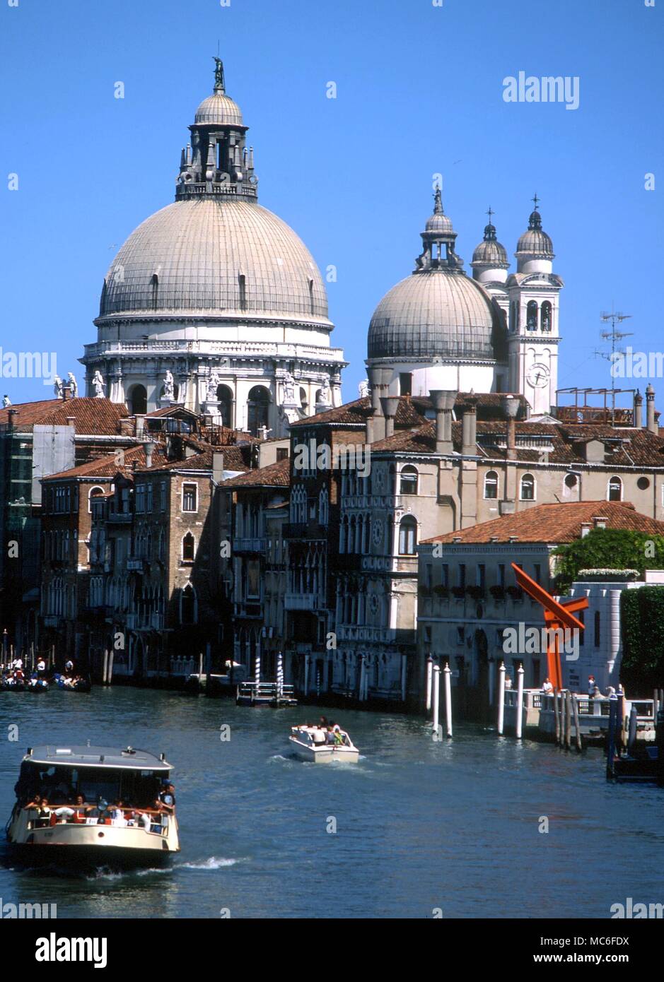 CHRISTIAN - Santa Maria della Salute. Die Basilika von Santa Maria della Salute erbaut, im Jahre 1630 das Ende der Plage zu gedenken (Schwarzer Tod), von den Venezianern zu einem Ende von der Jungfrau gebracht worden zu sein. Ein Drittel der Bevölkerung in Venedig starb in dieser Plage Stockfoto