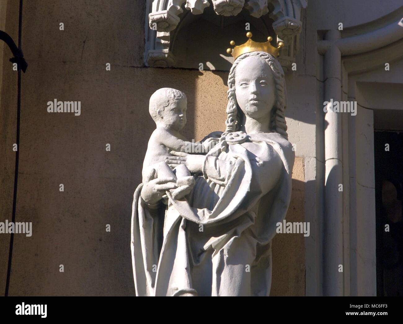 CHRISTIAN - Jungfrau und Kind. Der Statur eines Gekrönten Jungfrau mit dem Kind in ihren Armen wiegte. Prag Stockfoto